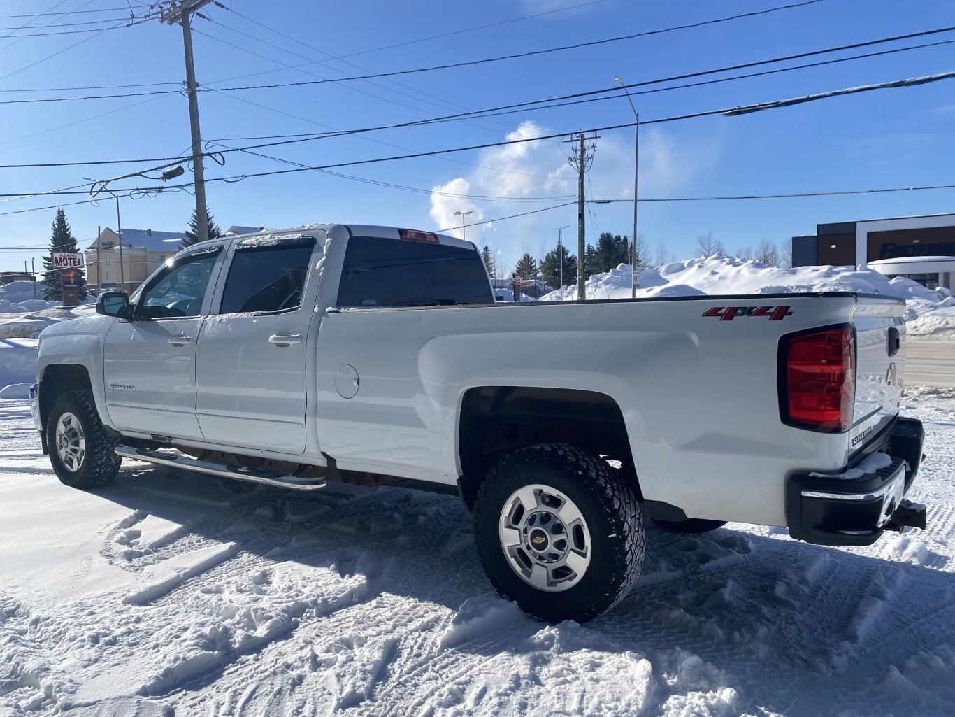 2018 CHEVROLET SILVERADO 2500HD LT 4X4 CREW CAB 8FT BOX WITH REAR VIEW CAMERA!!