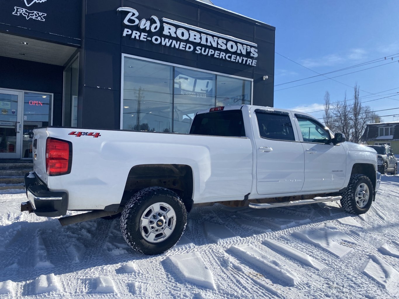 2018 CHEVROLET SILVERADO 2500HD LT 4X4 CREW CAB 8FT BOX WITH REAR VIEW CAMERA!!