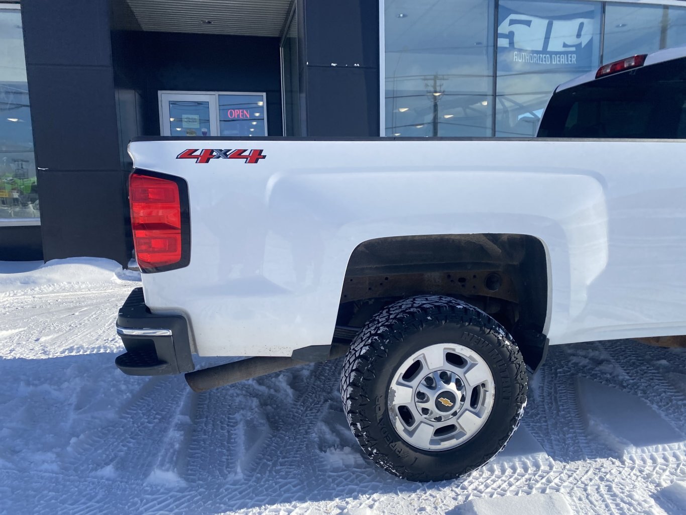 2018 CHEVROLET SILVERADO 2500HD LT 4X4 CREW CAB 8FT BOX WITH REAR VIEW CAMERA!!