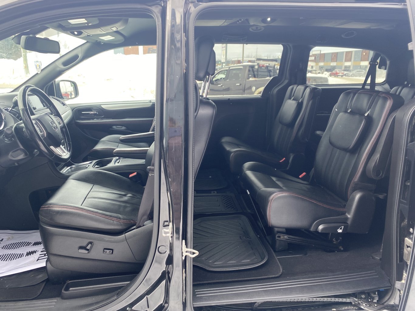 2019 DODGE GRAND CARAVAN GT FWD WITH LEATHER SEATS, HEATED SEATS, DVD PLAYER, HEATED STEERING WHEEL, REAR VIEW CAMERA AND NAV!!