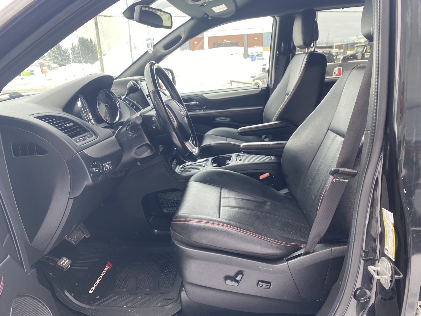 2019 DODGE GRAND CARAVAN GT FWD WITH LEATHER SEATS, HEATED SEATS, DVD PLAYER, HEATED STEERING WHEEL, REAR VIEW CAMERA AND NAV!!