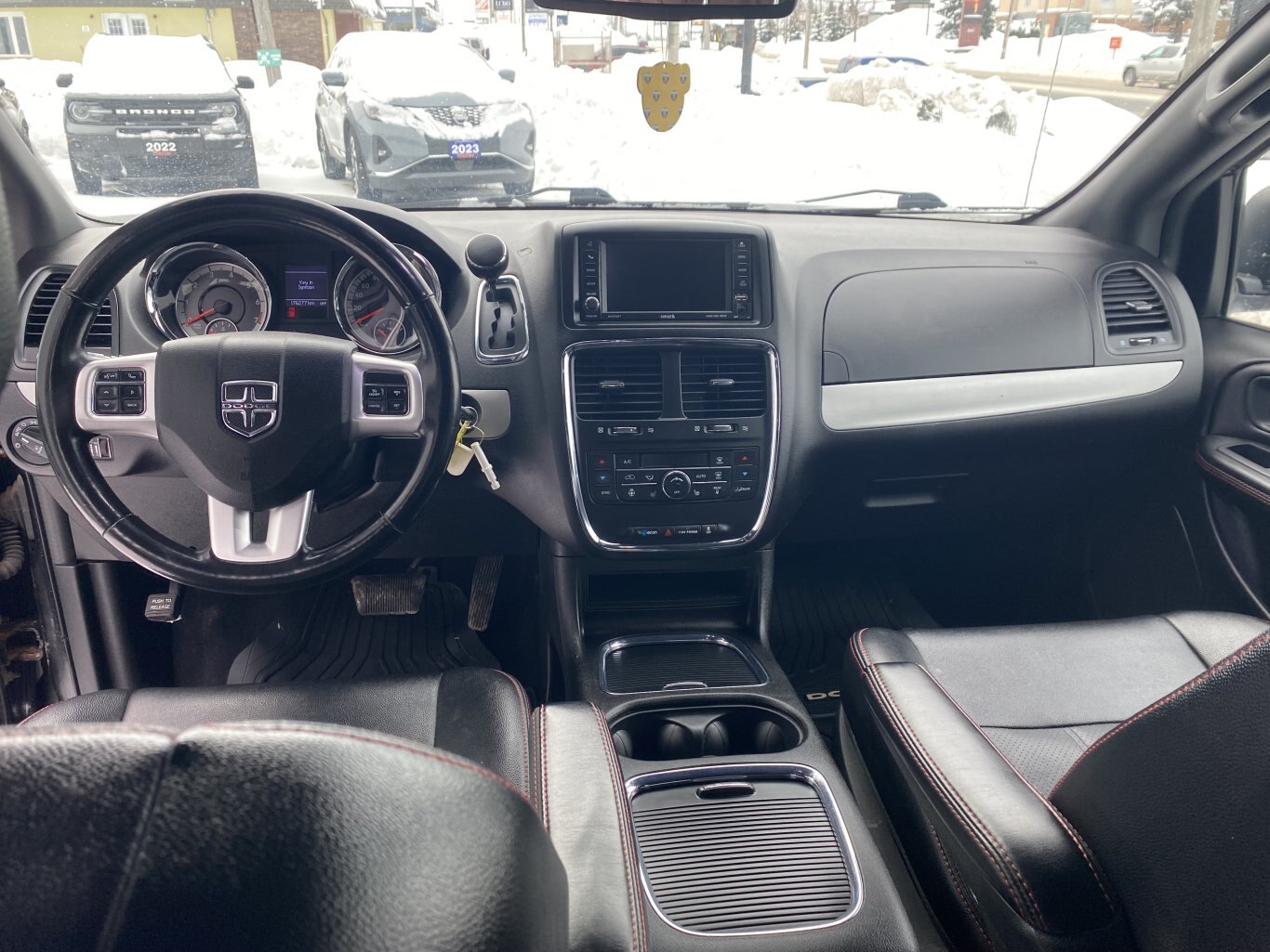 2019 DODGE GRAND CARAVAN GT FWD WITH LEATHER SEATS, HEATED SEATS, DVD PLAYER, HEATED STEERING WHEEL, REAR VIEW CAMERA AND NAV!!