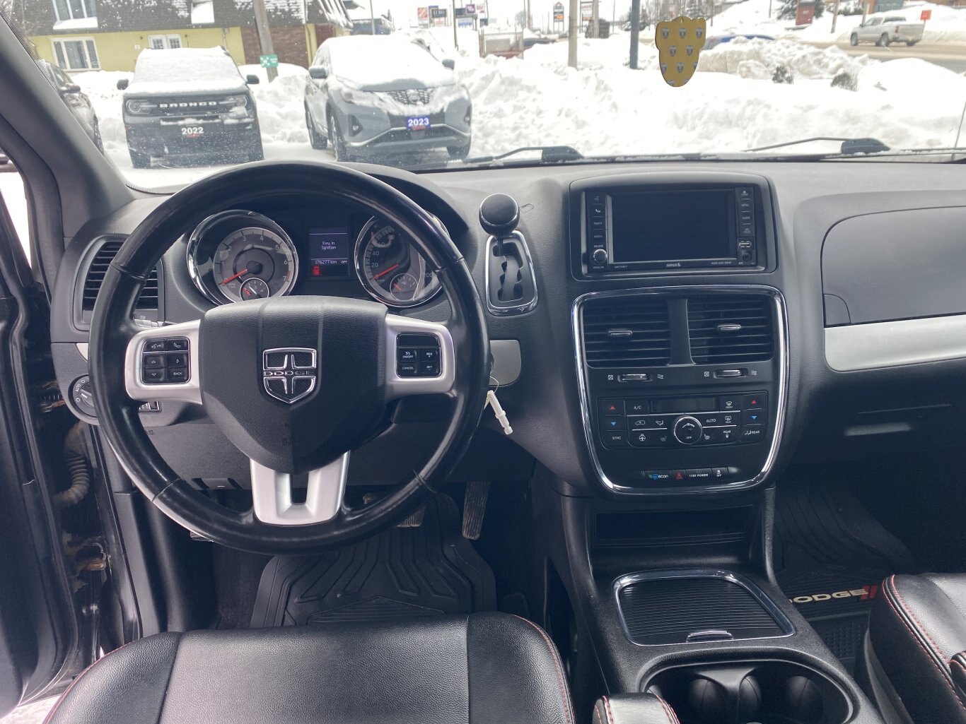 2019 DODGE GRAND CARAVAN GT FWD WITH LEATHER SEATS, HEATED SEATS, DVD PLAYER, HEATED STEERING WHEEL, REAR VIEW CAMERA AND NAV!!