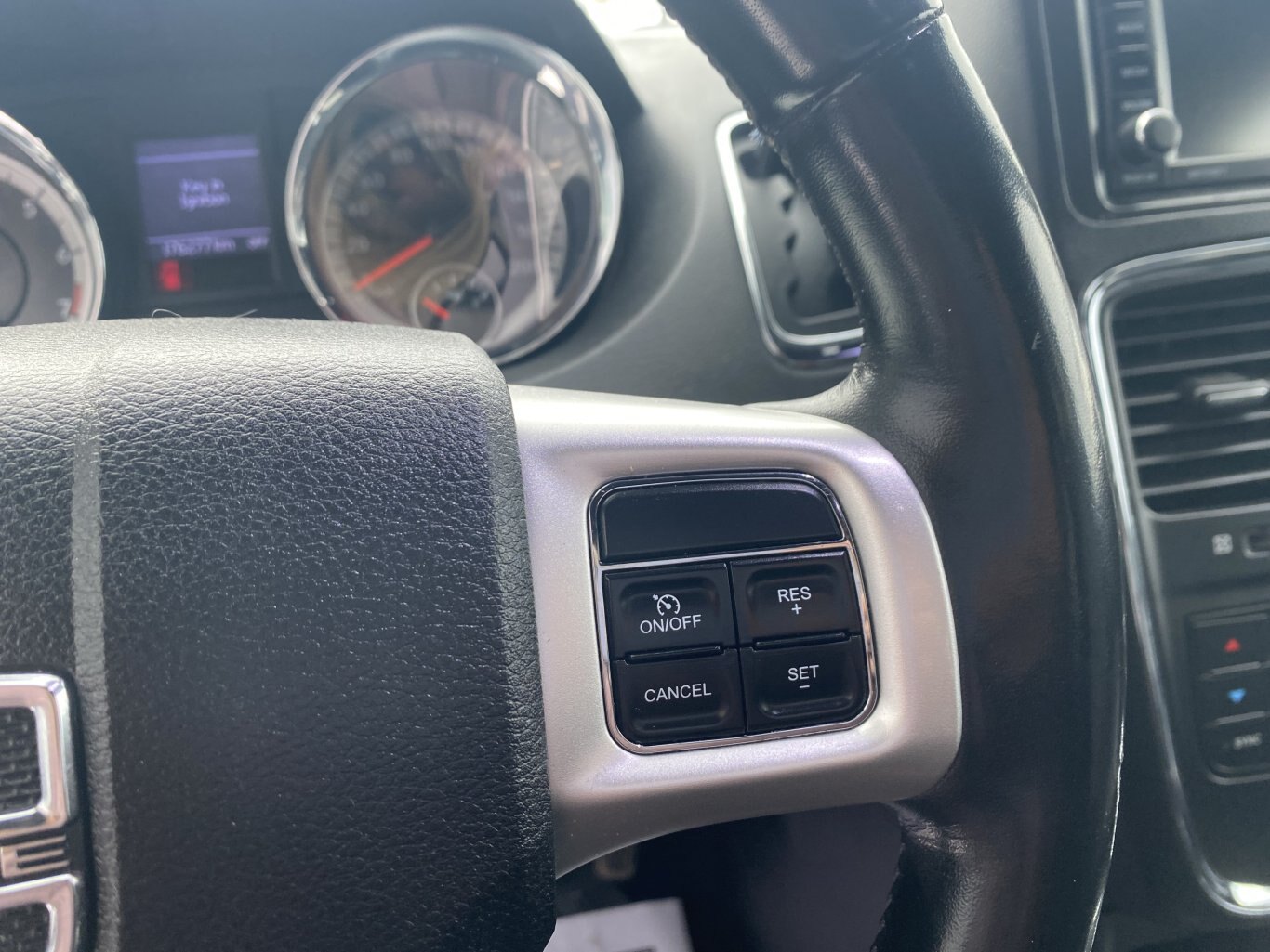 2019 DODGE GRAND CARAVAN GT FWD WITH LEATHER SEATS, HEATED SEATS, DVD PLAYER, HEATED STEERING WHEEL, REAR VIEW CAMERA AND NAV!!