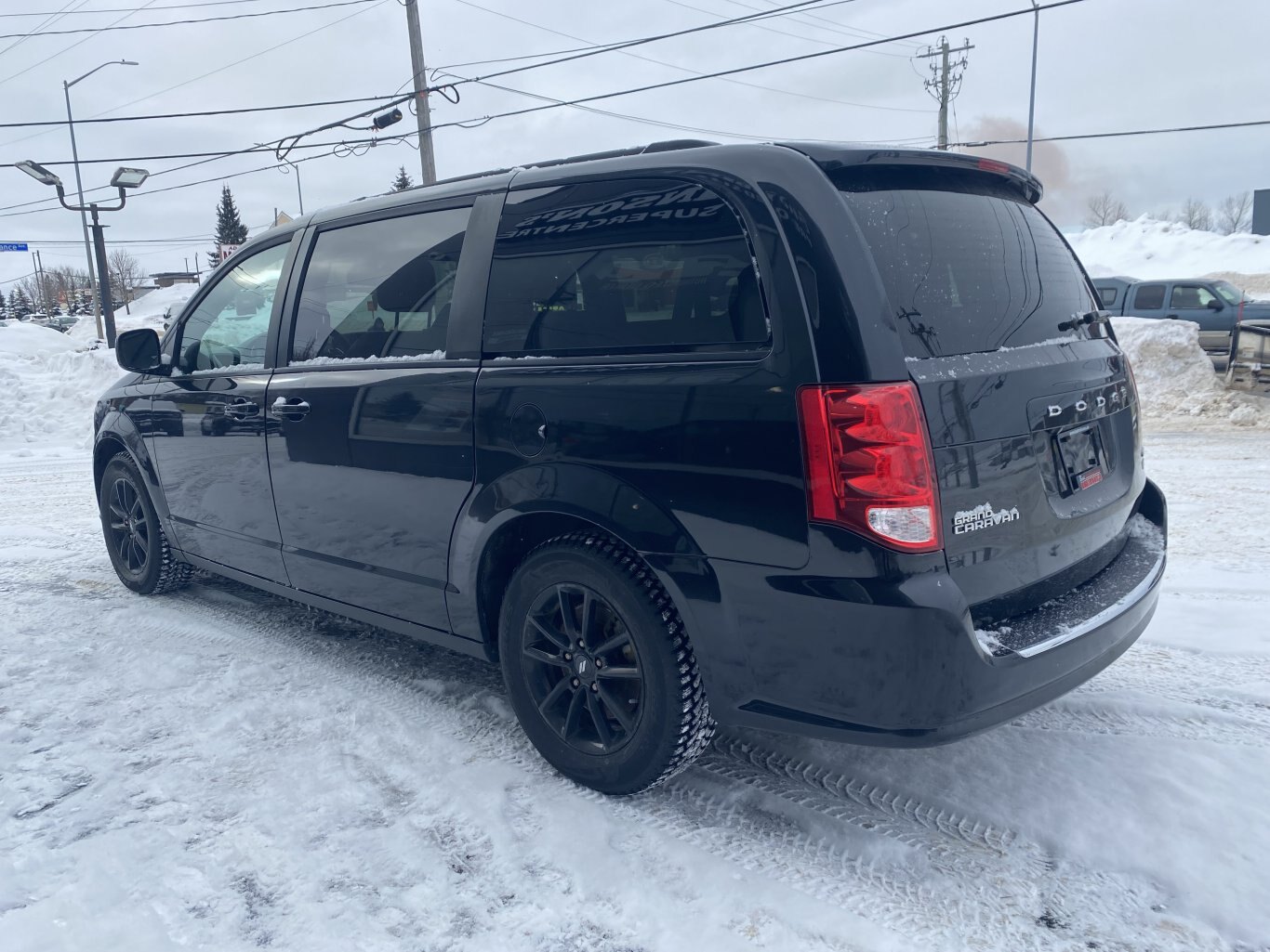 2019 DODGE GRAND CARAVAN GT FWD WITH LEATHER SEATS, HEATED SEATS, DVD PLAYER, HEATED STEERING WHEEL, REAR VIEW CAMERA AND NAV!!