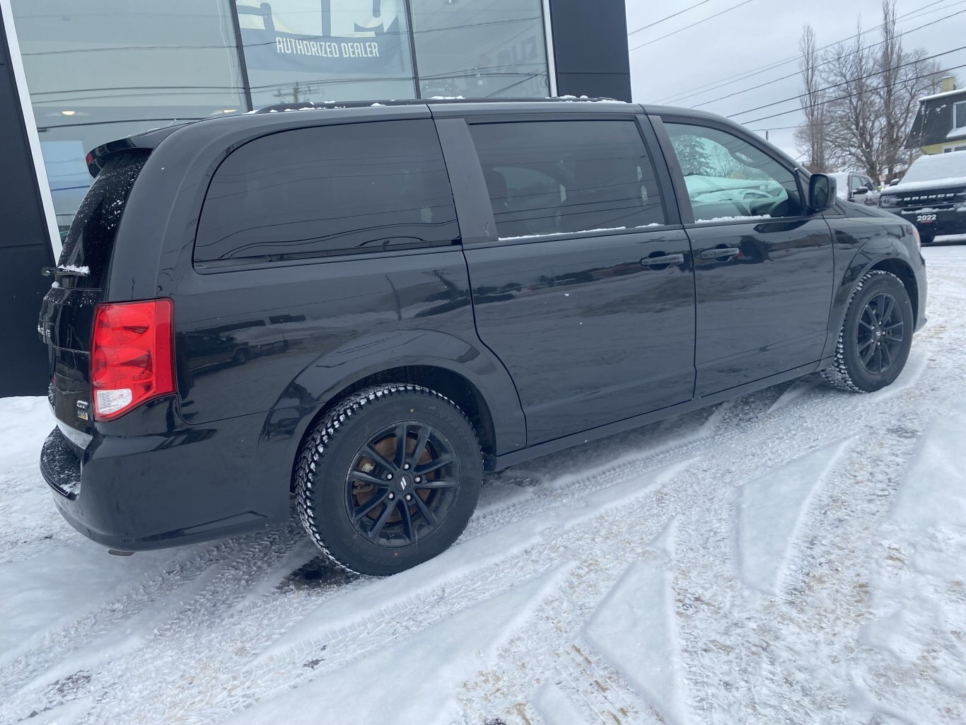 2019 DODGE GRAND CARAVAN GT FWD WITH LEATHER SEATS, HEATED SEATS, DVD PLAYER, HEATED STEERING WHEEL, REAR VIEW CAMERA AND NAV!!