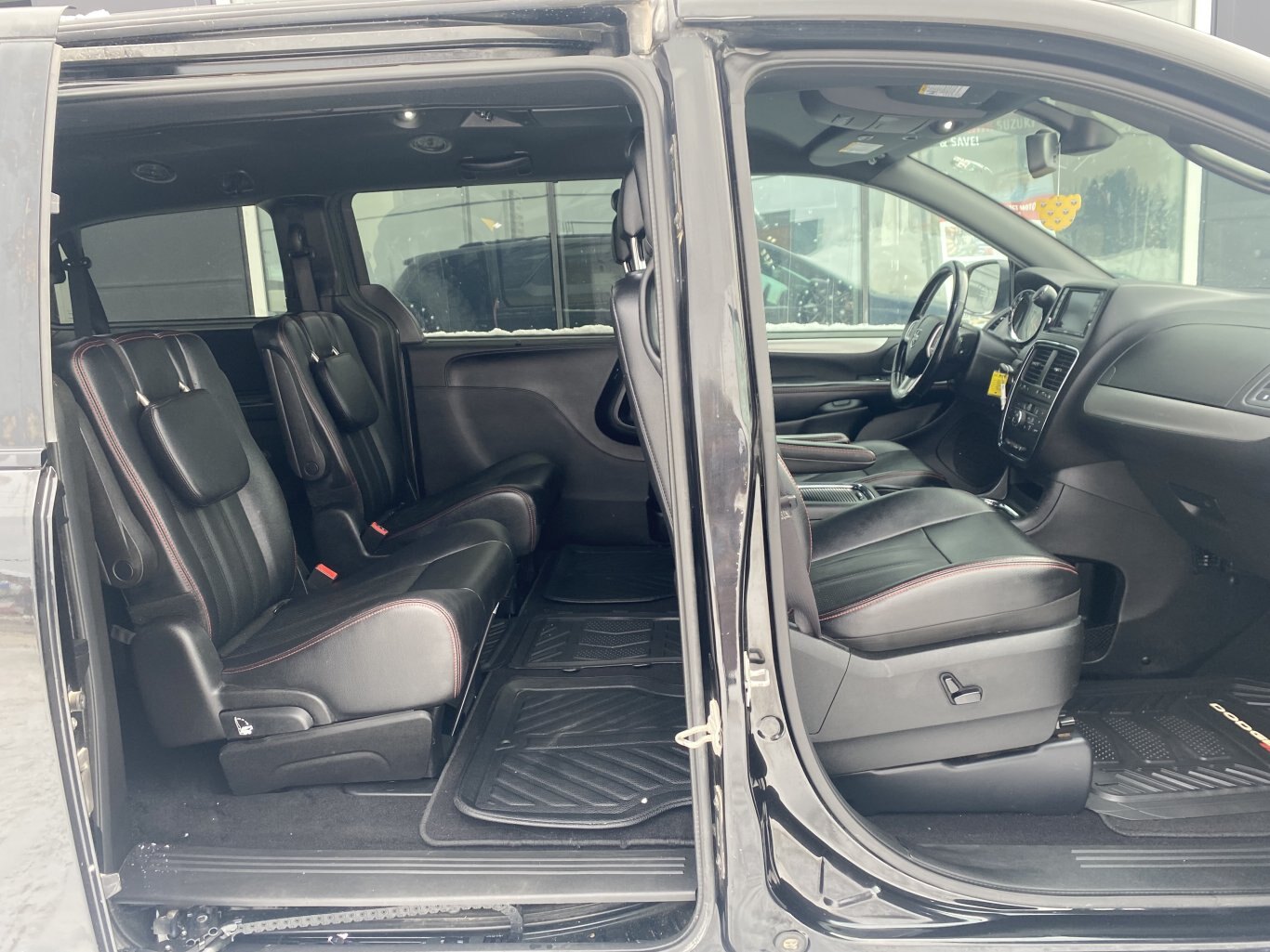 2019 DODGE GRAND CARAVAN GT FWD WITH LEATHER SEATS, HEATED SEATS, DVD PLAYER, HEATED STEERING WHEEL, REAR VIEW CAMERA AND NAV!!