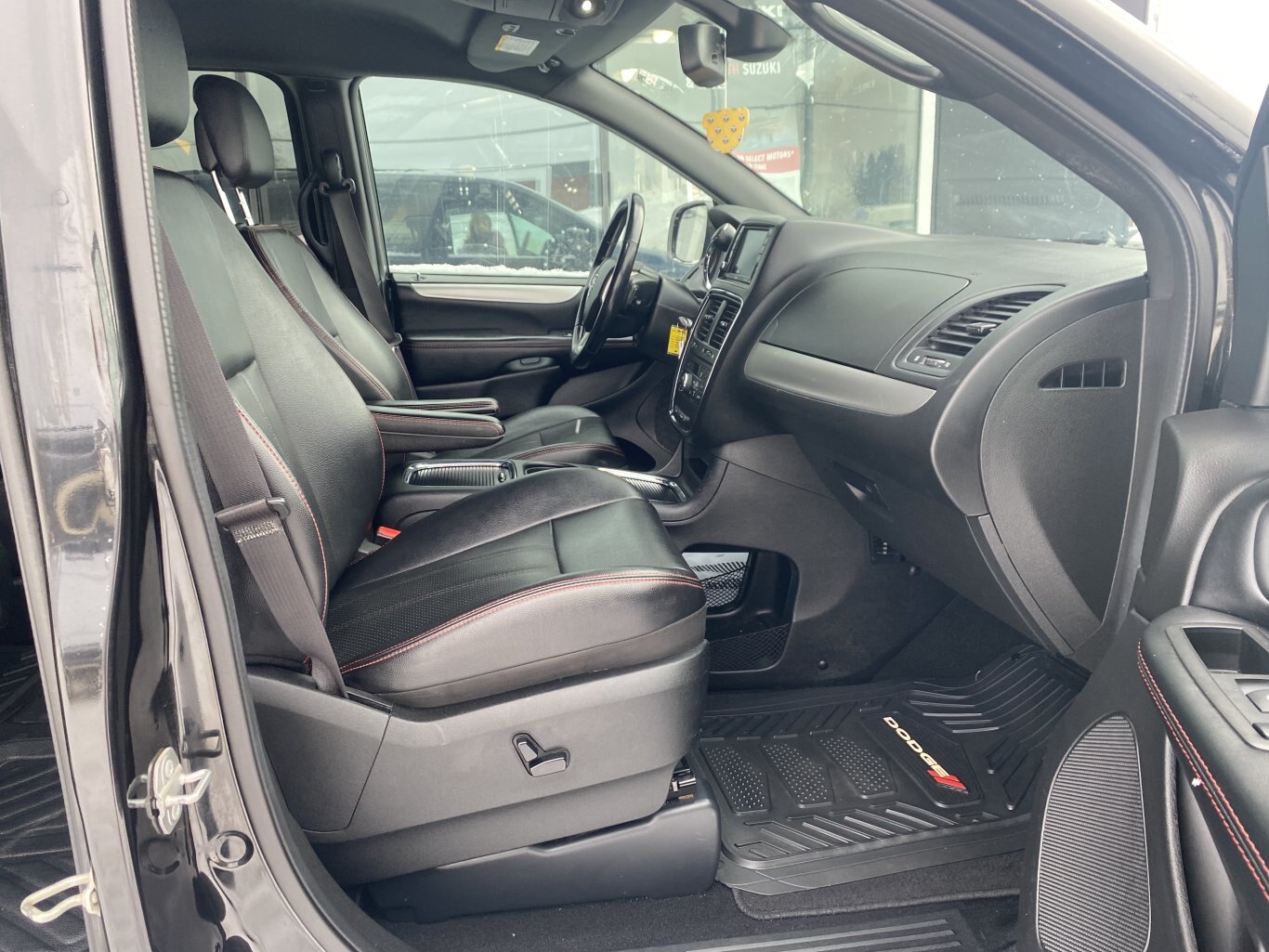 2019 DODGE GRAND CARAVAN GT FWD WITH LEATHER SEATS, HEATED SEATS, DVD PLAYER, HEATED STEERING WHEEL, REAR VIEW CAMERA AND NAV!!