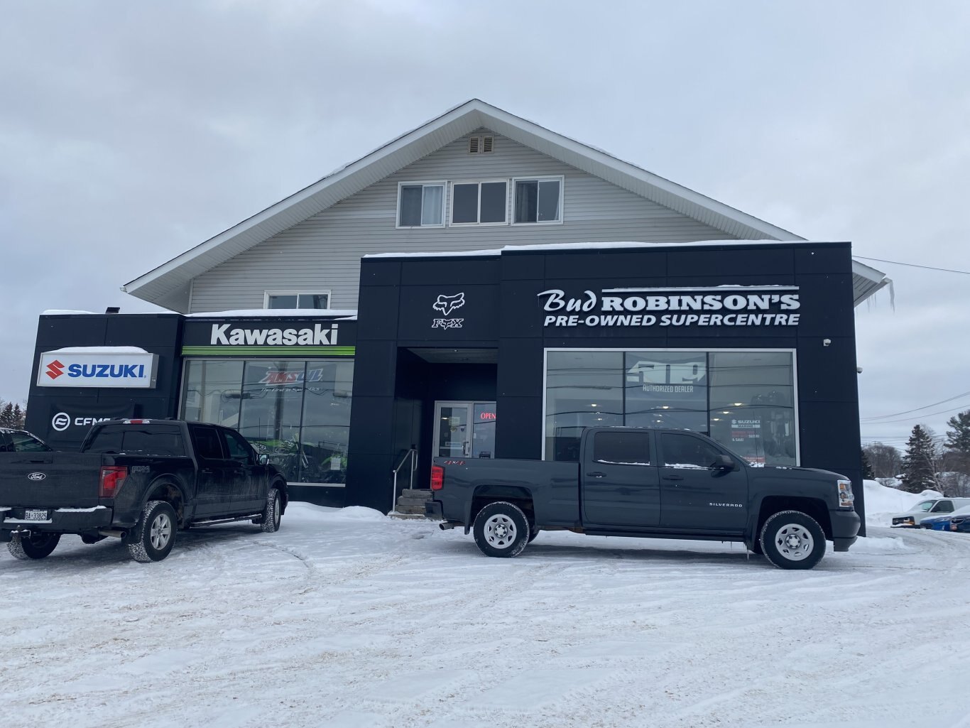 2018 CHEVROLET SILVERADO LT 4X4 CREW CAB 6.6 FT BOX WITH REAR-VIEW CAMERA!!