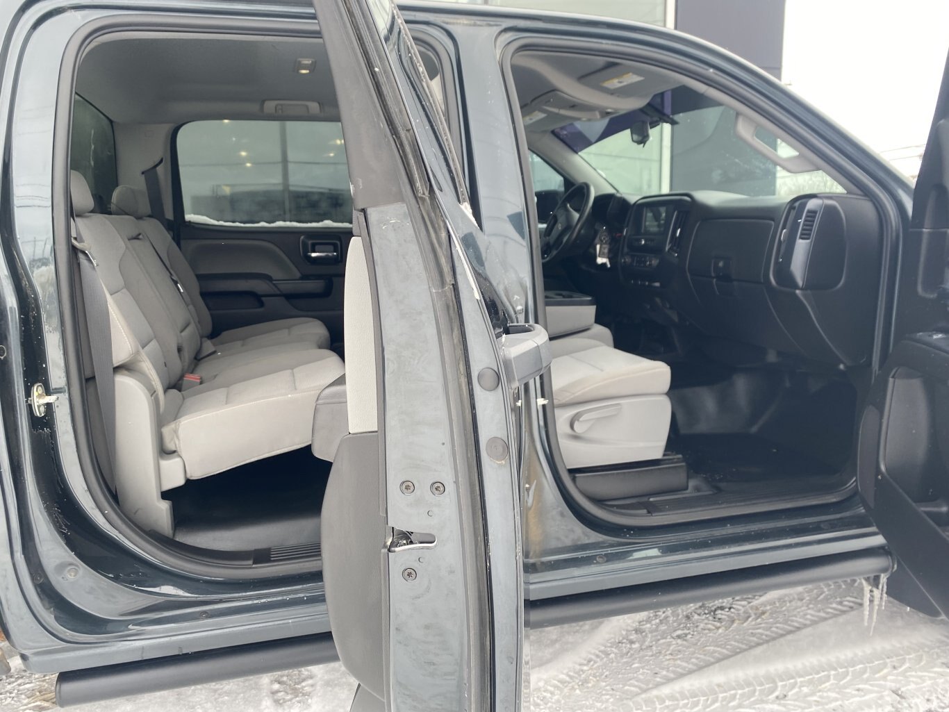 2018 CHEVROLET SILVERADO LT 4X4 CREW CAB 6.6 FT BOX WITH REAR VIEW CAMERA!!