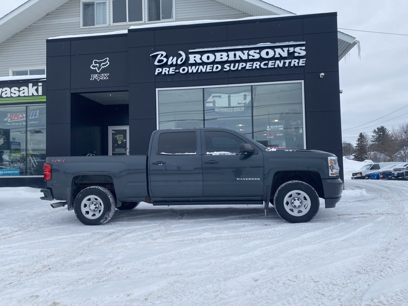 2018 CHEVROLET SILVERADO LT 4X4 CREW CAB 6.6 FT BOX WITH REAR VIEW CAMERA!!