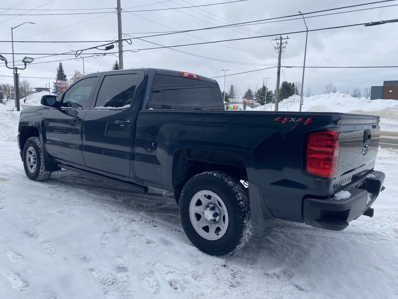 2018 CHEVROLET SILVERADO LT 4X4 CREW CAB 6.6 FT BOX WITH REAR VIEW CAMERA!!