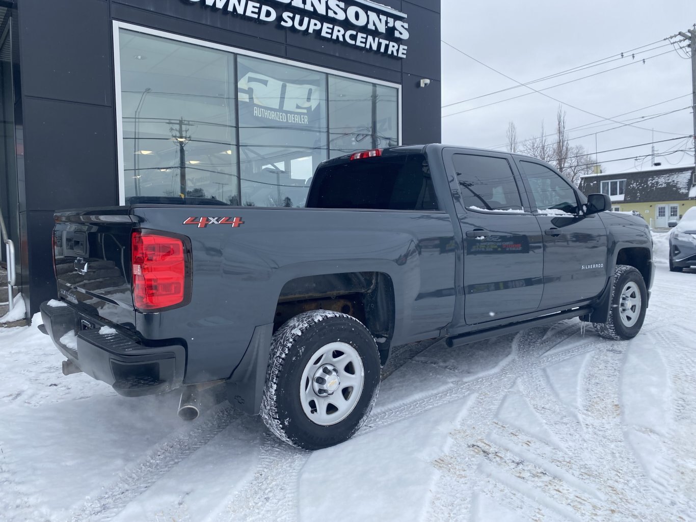 2018 CHEVROLET SILVERADO LT 4X4 CREW CAB 6.6 FT BOX WITH REAR VIEW CAMERA!!