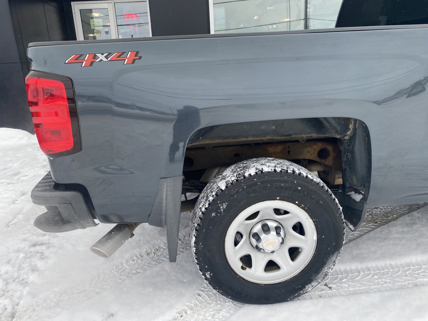 2018 CHEVROLET SILVERADO LT 4X4 CREW CAB 6.6 FT BOX WITH REAR VIEW CAMERA!!