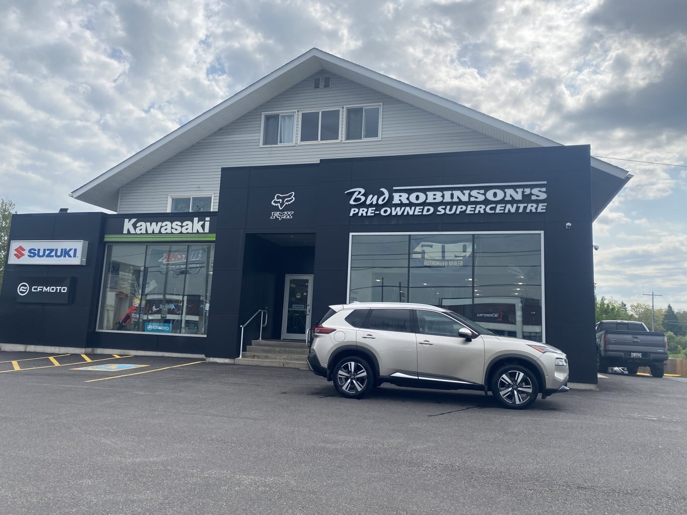 2023 NISSAN ROGUE SL AWD (PREVIOUS RENTAL) WITH SUNROOF, LEATHER SEATS, HEATED SEATS, POWER TRUNK, REMOTE START, REAR VIEW CAMERA AND NAVIGATION!!