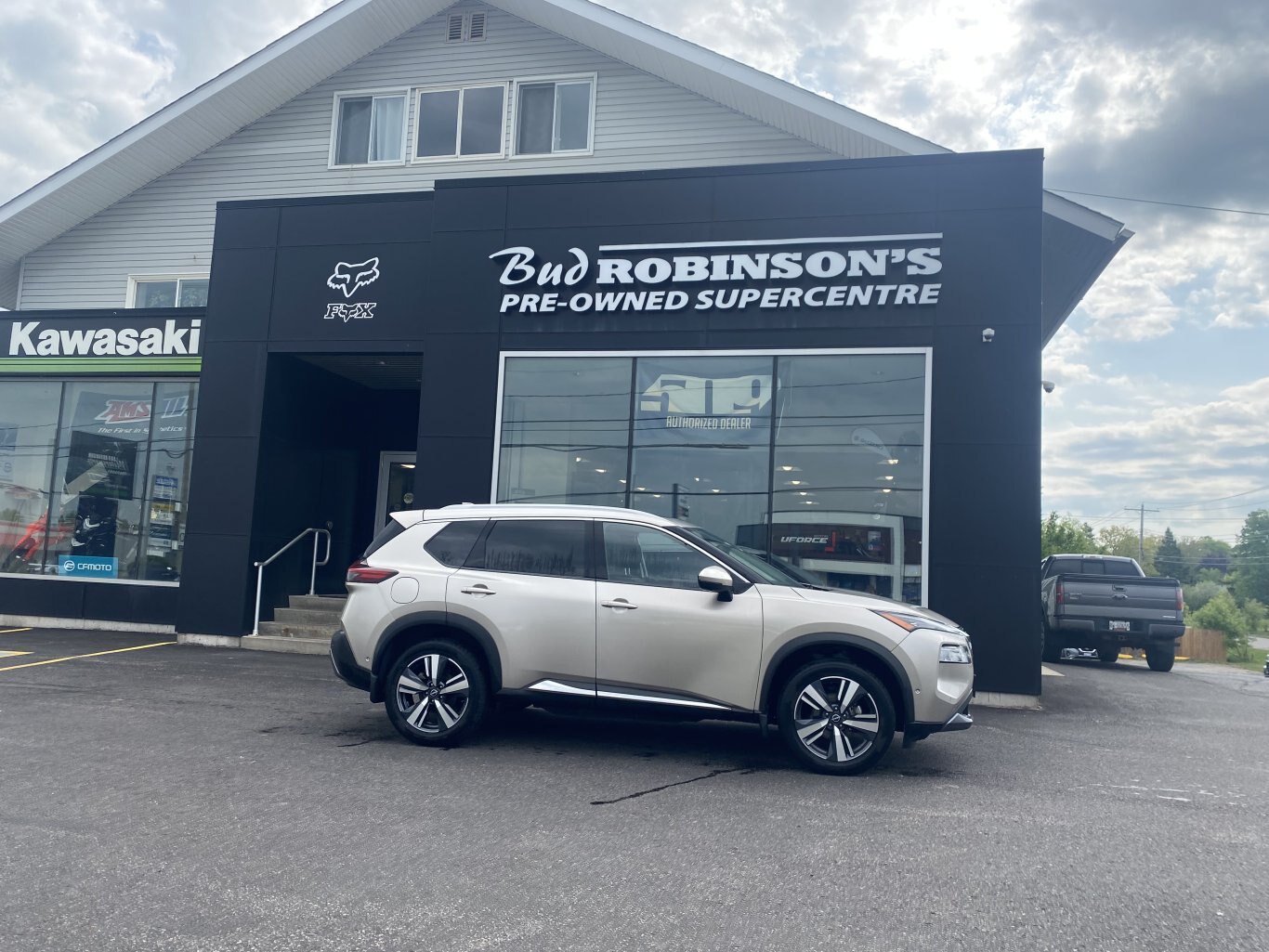 2023 NISSAN ROGUE SL AWD (PREVIOUS RENTAL) WITH SUNROOF, LEATHER SEATS, HEATED SEATS, POWER TRUNK, REMOTE START, REAR VIEW CAMERA AND NAVIGATION!!