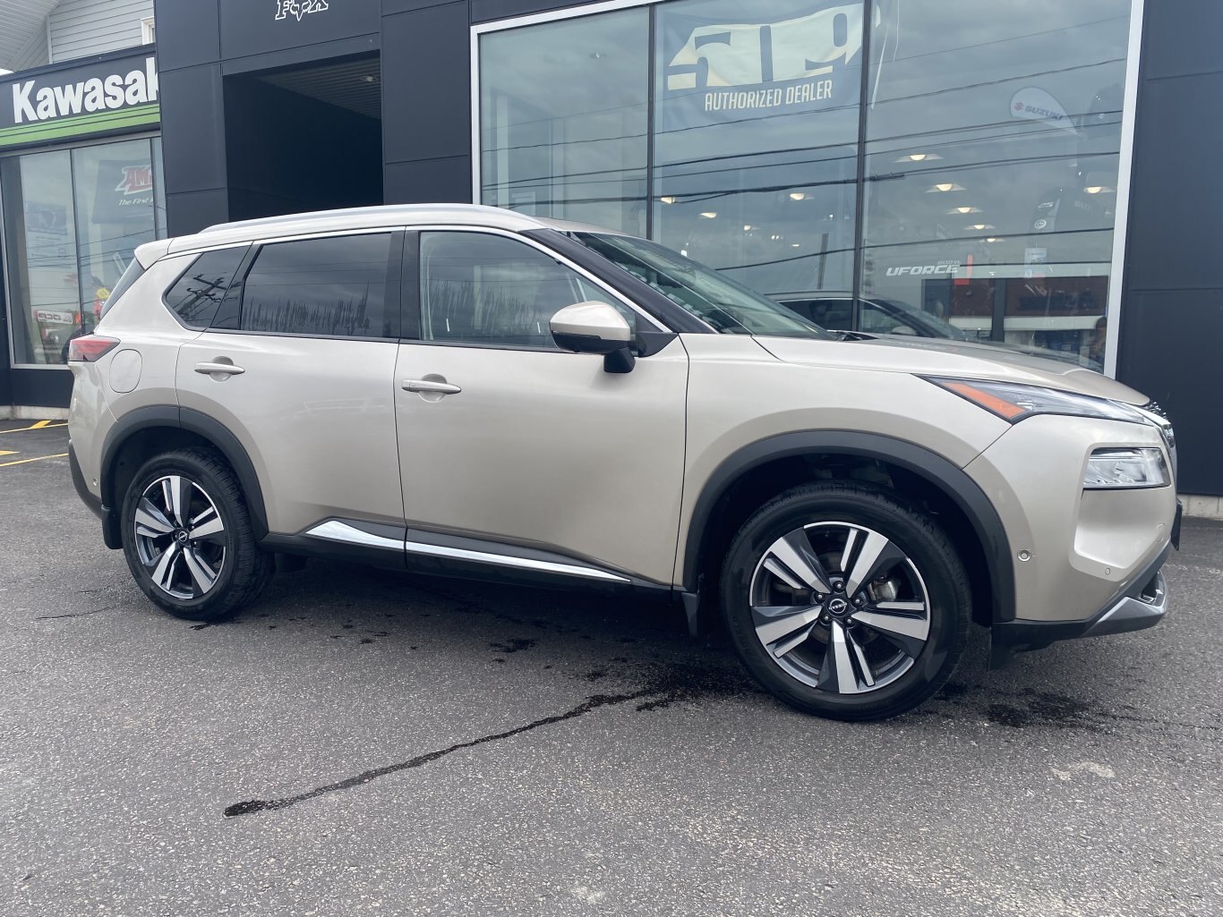 2023 NISSAN ROGUE SL AWD (PREVIOUS RENTAL) WITH SUNROOF, LEATHER SEATS, HEATED SEATS, POWER TRUNK, REMOTE START, REAR VIEW CAMERA AND NAVIGATION!!