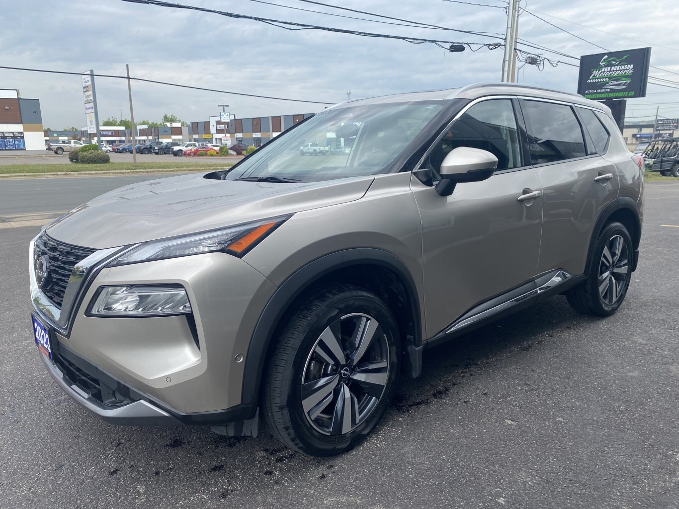 2023 NISSAN ROGUE SL AWD (PREVIOUS RENTAL) WITH SUNROOF, LEATHER SEATS, HEATED SEATS, POWER TRUNK, REMOTE START, REAR VIEW CAMERA AND NAVIGATION!!