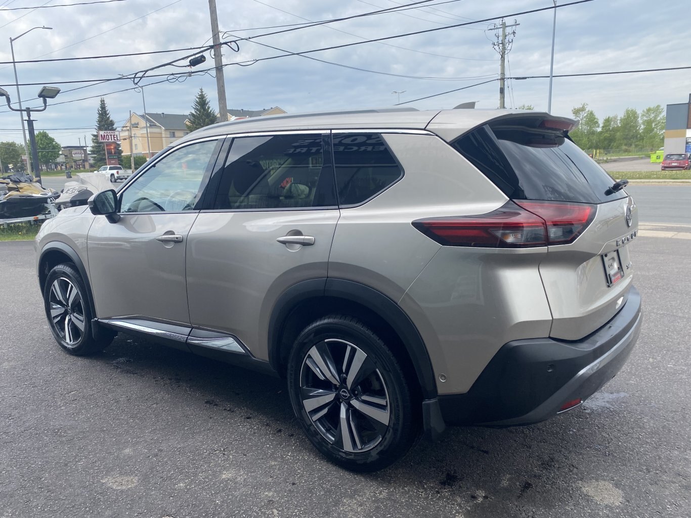 2023 NISSAN ROGUE SL AWD (PREVIOUS RENTAL) WITH SUNROOF, LEATHER SEATS, HEATED SEATS, POWER TRUNK, REMOTE START, REAR VIEW CAMERA AND NAVIGATION!!