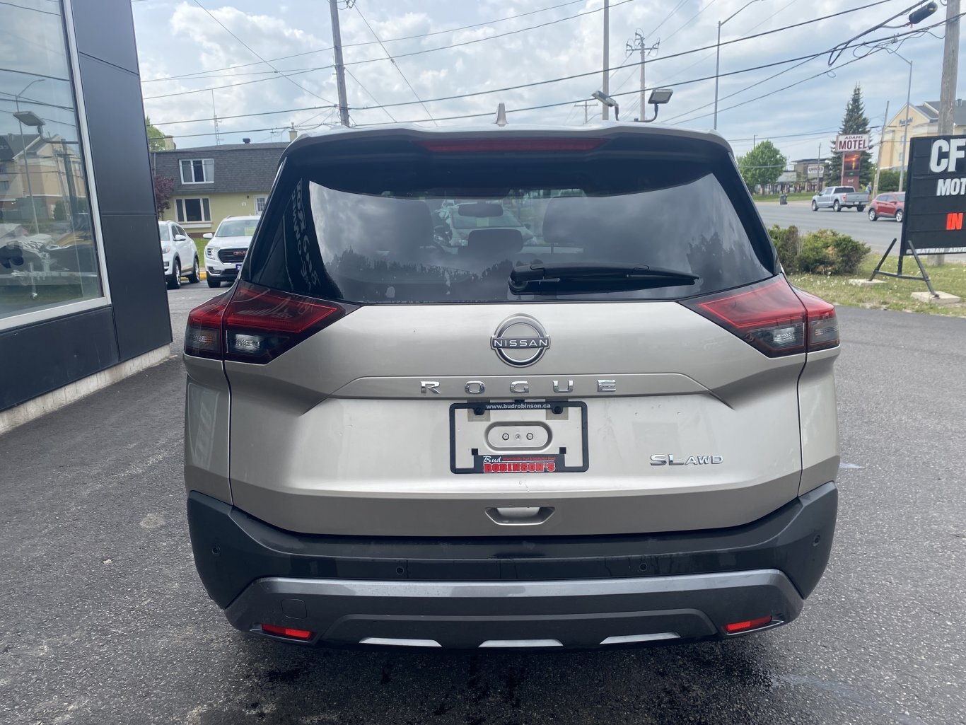 2023 NISSAN ROGUE SL AWD (PREVIOUS RENTAL) WITH SUNROOF, LEATHER SEATS, HEATED SEATS, POWER TRUNK, REMOTE START, REAR VIEW CAMERA AND NAVIGATION!!