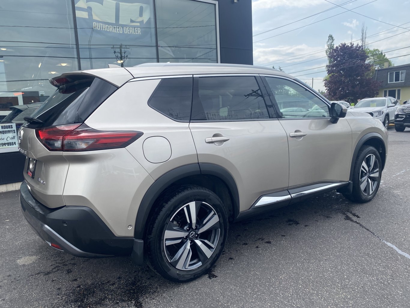 2023 NISSAN ROGUE SL AWD (PREVIOUS RENTAL) WITH SUNROOF, LEATHER SEATS, HEATED SEATS, POWER TRUNK, REMOTE START, REAR VIEW CAMERA AND NAVIGATION!!
