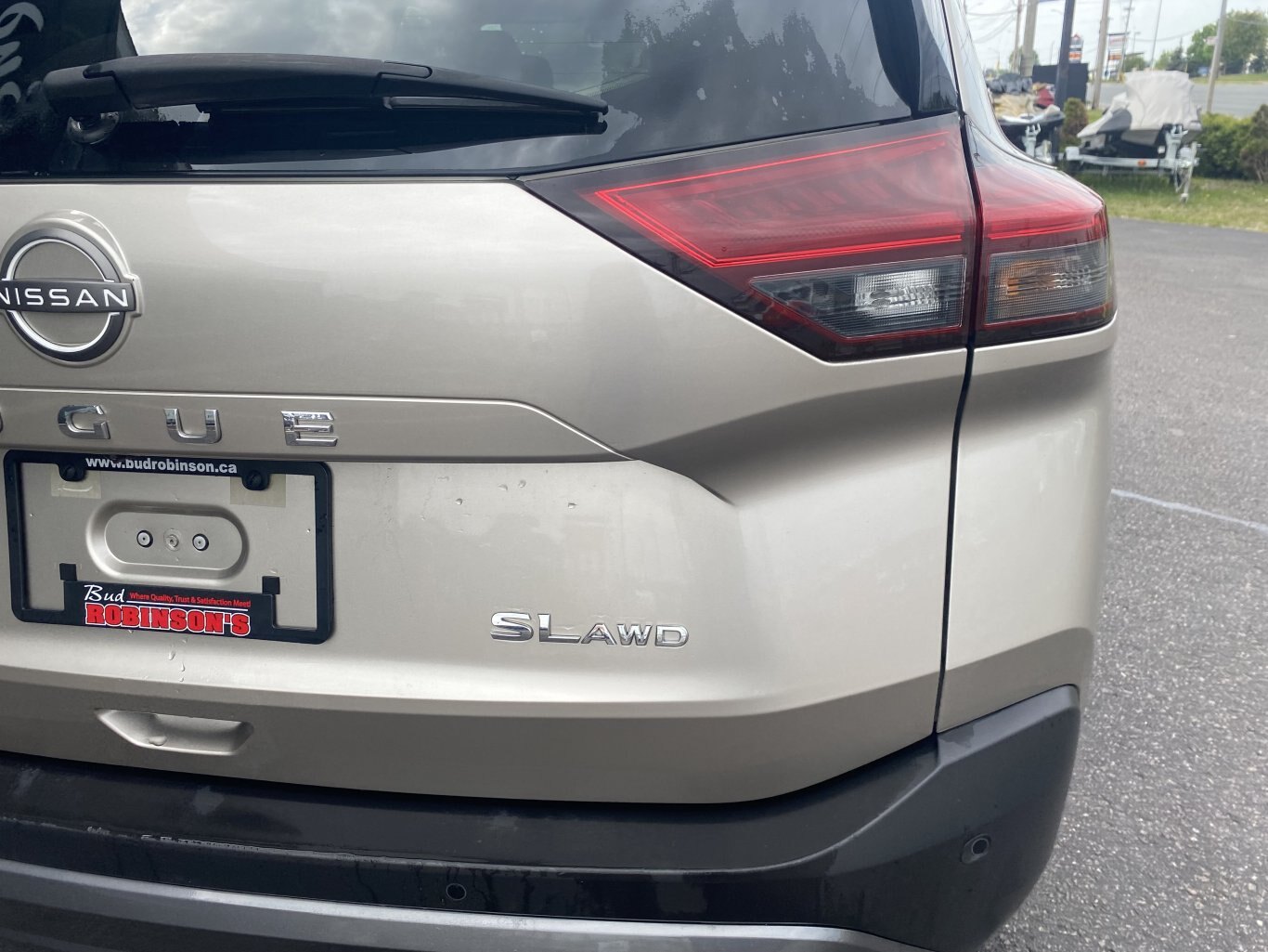 2023 NISSAN ROGUE SL AWD (PREVIOUS RENTAL) WITH SUNROOF, LEATHER SEATS, HEATED SEATS, POWER TRUNK, REMOTE START, REAR VIEW CAMERA AND NAVIGATION!!