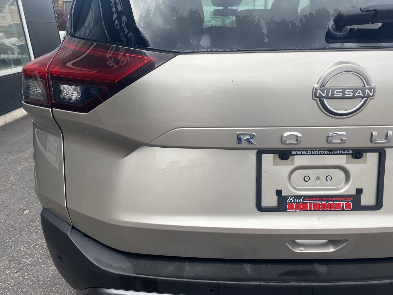 2023 NISSAN ROGUE SL AWD (PREVIOUS RENTAL) WITH SUNROOF, LEATHER SEATS, HEATED SEATS, POWER TRUNK, REMOTE START, REAR VIEW CAMERA AND NAVIGATION!!