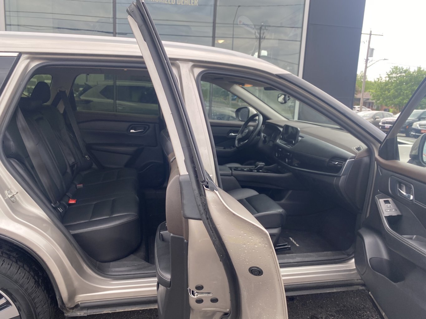 2023 NISSAN ROGUE SL AWD (PREVIOUS RENTAL) WITH SUNROOF, LEATHER SEATS, HEATED SEATS, POWER TRUNK, REMOTE START, REAR VIEW CAMERA AND NAVIGATION!!