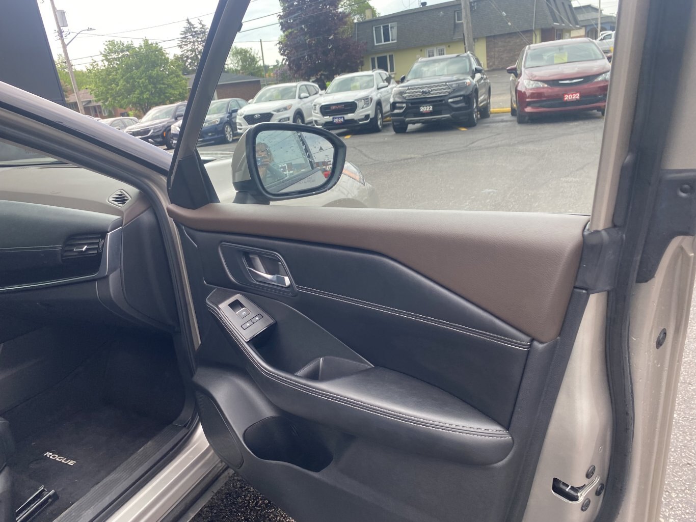 2023 NISSAN ROGUE SL AWD (PREVIOUS RENTAL) WITH SUNROOF, LEATHER SEATS, HEATED SEATS, POWER TRUNK, REMOTE START, REAR VIEW CAMERA AND NAVIGATION!!