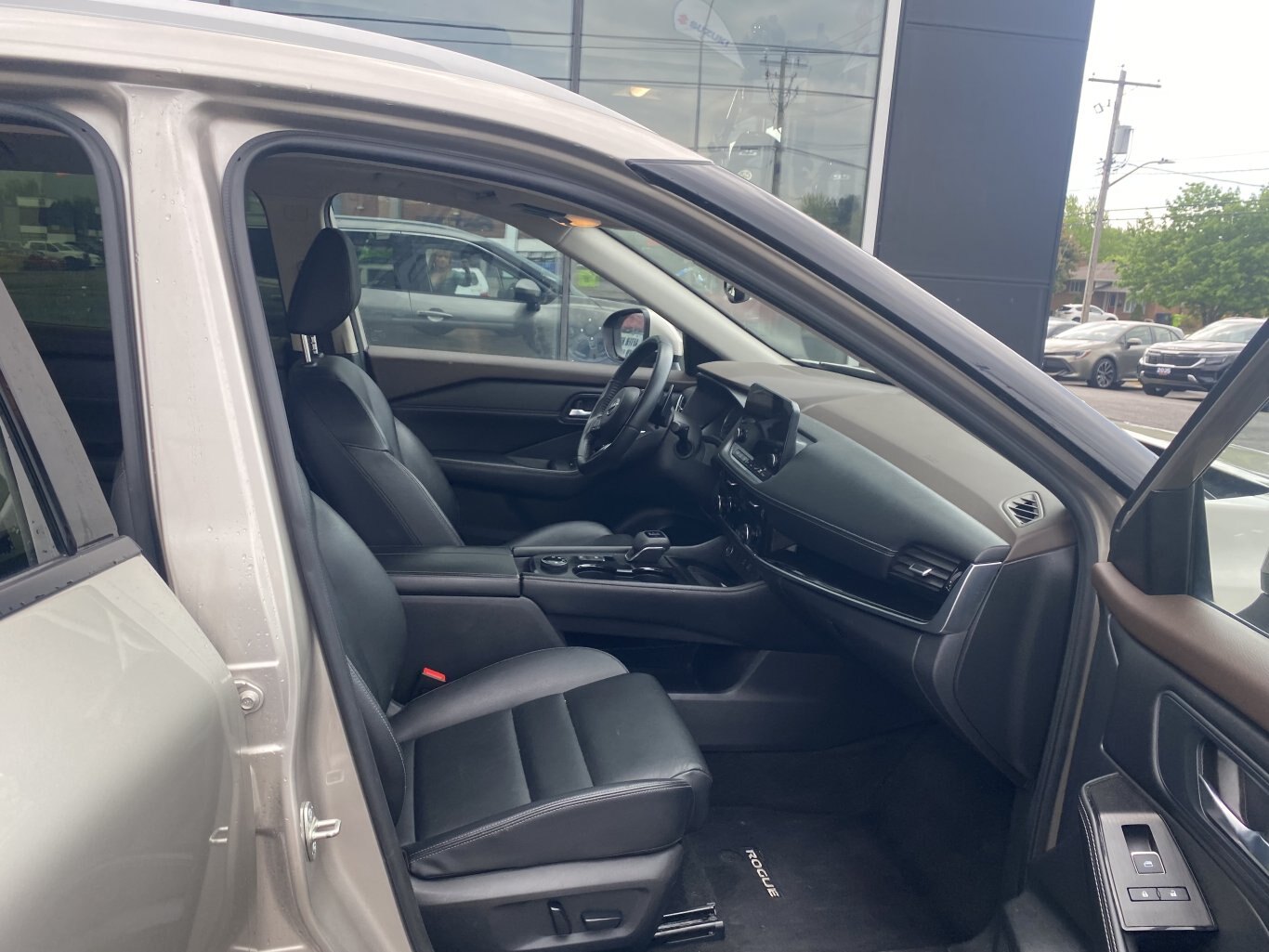 2023 NISSAN ROGUE SL AWD (PREVIOUS RENTAL) WITH SUNROOF, LEATHER SEATS, HEATED SEATS, POWER TRUNK, REMOTE START, REAR VIEW CAMERA AND NAVIGATION!!