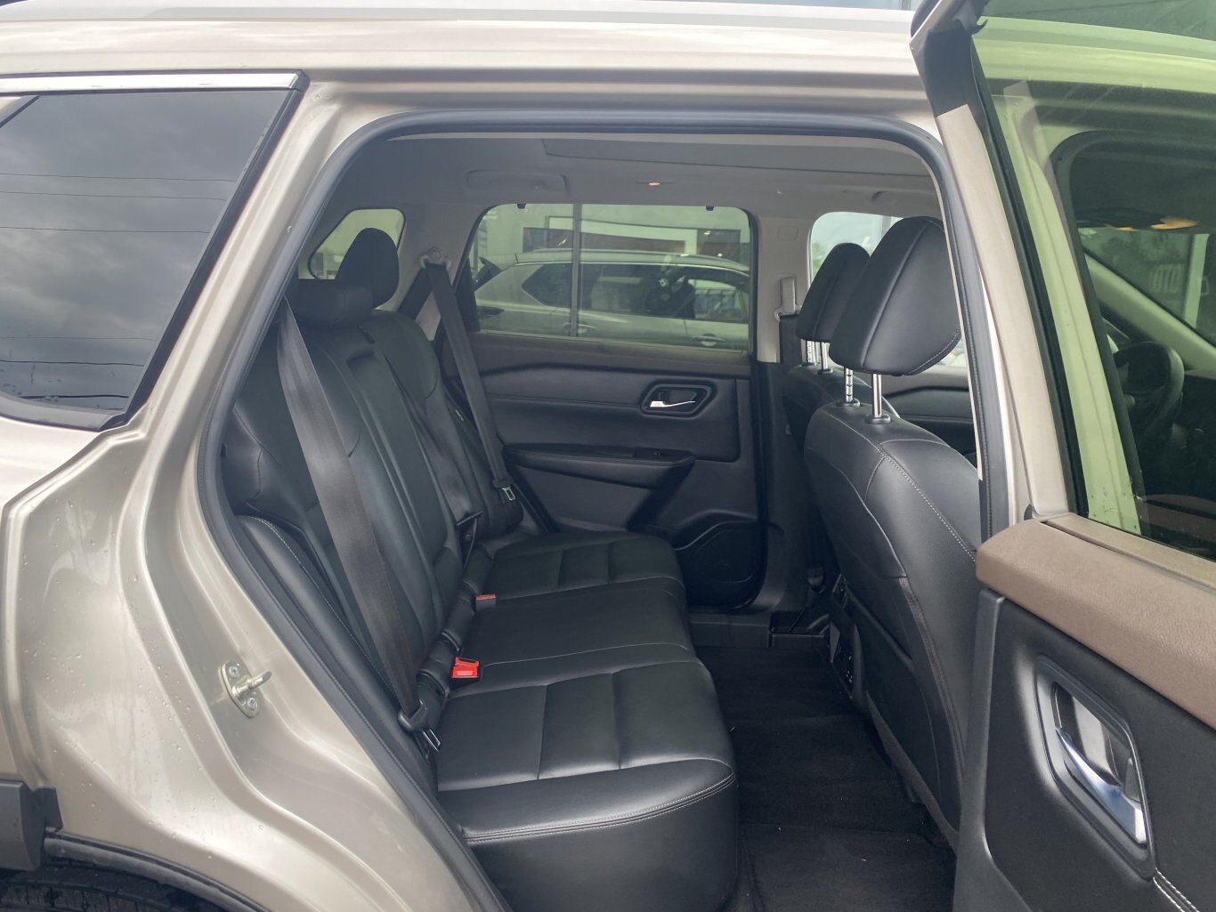 2023 NISSAN ROGUE SL AWD (PREVIOUS RENTAL) WITH SUNROOF, LEATHER SEATS, HEATED SEATS, POWER TRUNK, REMOTE START, REAR VIEW CAMERA AND NAVIGATION!!