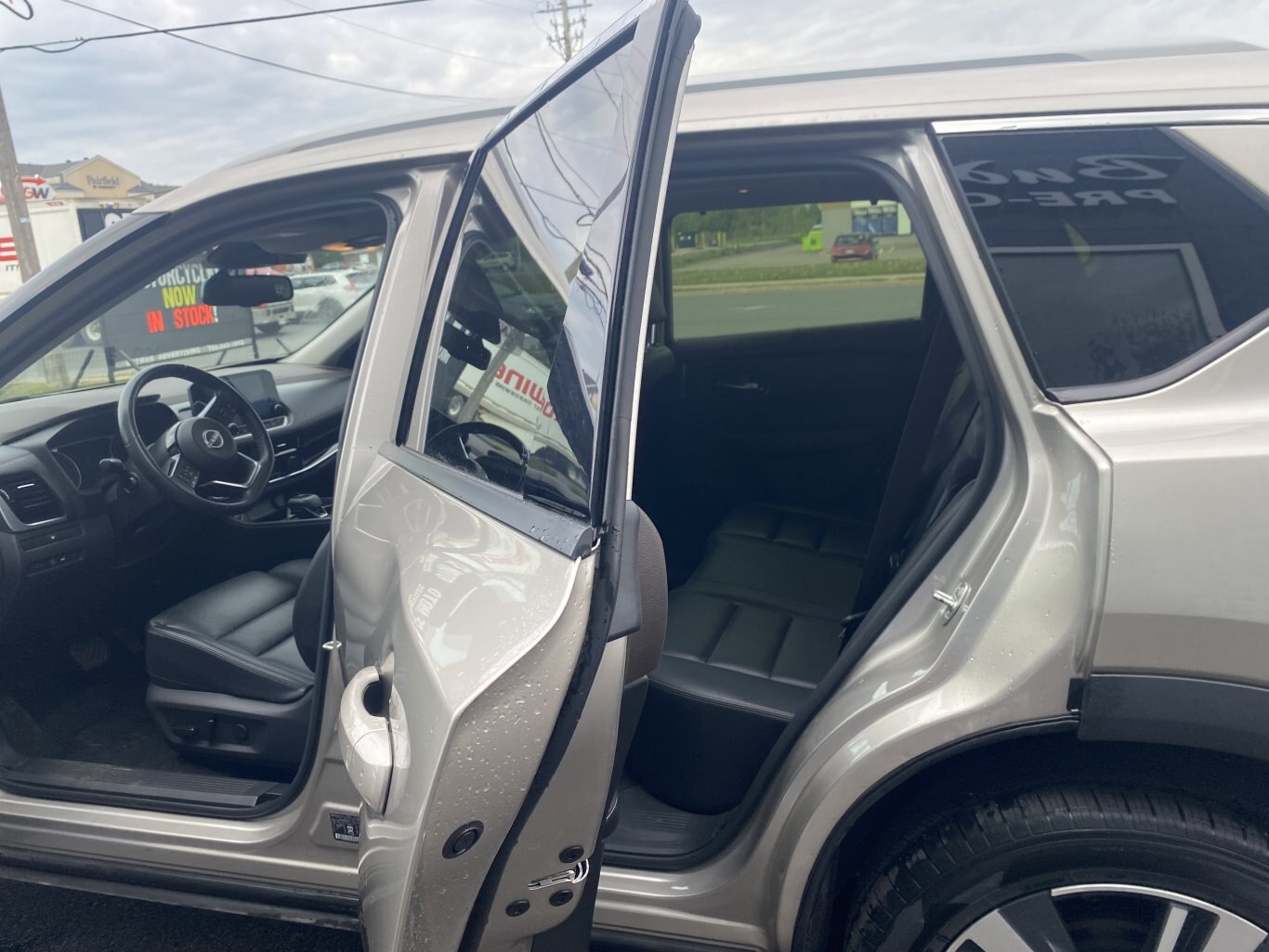 2023 NISSAN ROGUE SL AWD (PREVIOUS RENTAL) WITH SUNROOF, LEATHER SEATS, HEATED SEATS, POWER TRUNK, REMOTE START, REAR VIEW CAMERA AND NAVIGATION!!