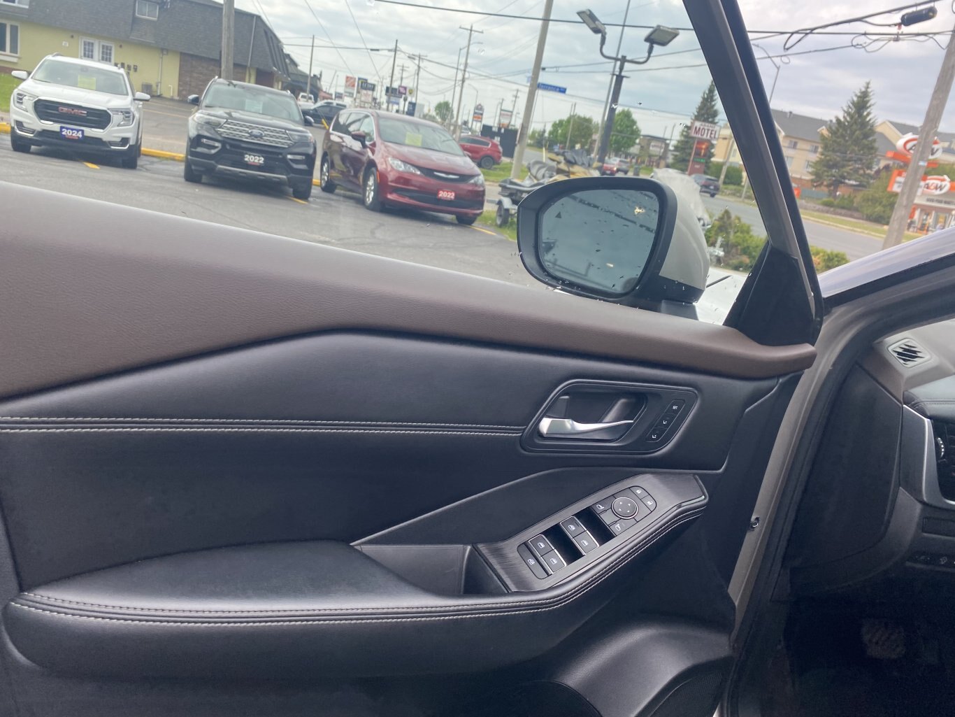 2023 NISSAN ROGUE SL AWD (PREVIOUS RENTAL) WITH SUNROOF, LEATHER SEATS, HEATED SEATS, POWER TRUNK, REMOTE START, REAR VIEW CAMERA AND NAVIGATION!!