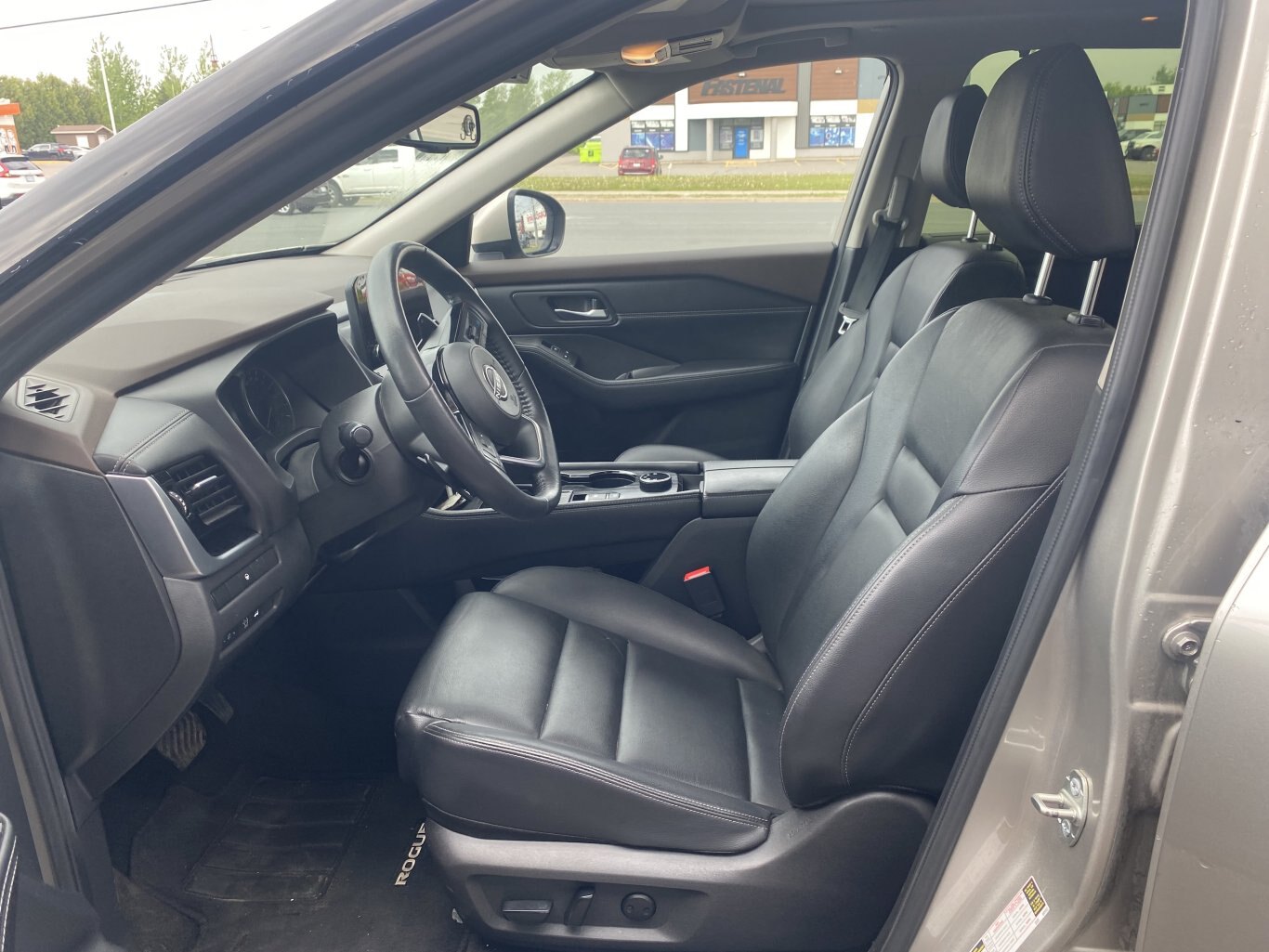 2023 NISSAN ROGUE SL AWD (PREVIOUS RENTAL) WITH SUNROOF, LEATHER SEATS, HEATED SEATS, POWER TRUNK, REMOTE START, REAR VIEW CAMERA AND NAVIGATION!!