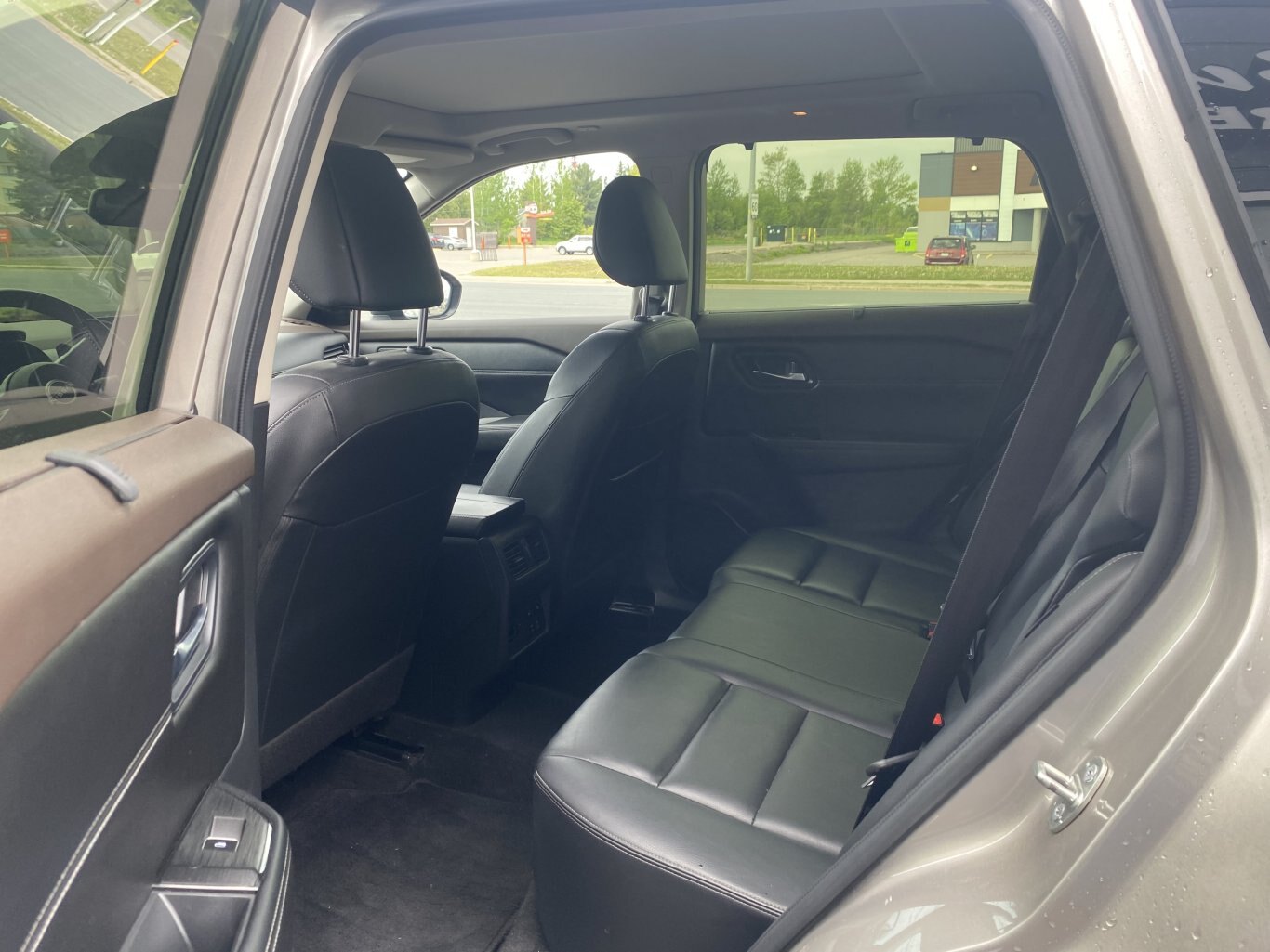 2023 NISSAN ROGUE SL AWD (PREVIOUS RENTAL) WITH SUNROOF, LEATHER SEATS, HEATED SEATS, POWER TRUNK, REMOTE START, REAR VIEW CAMERA AND NAVIGATION!!