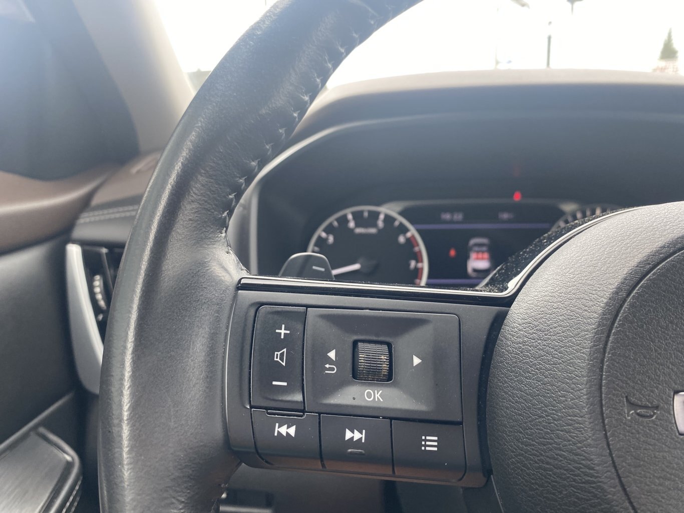 2023 NISSAN ROGUE SL AWD (PREVIOUS RENTAL) WITH SUNROOF, LEATHER SEATS, HEATED SEATS, POWER TRUNK, REMOTE START, REAR VIEW CAMERA AND NAVIGATION!!
