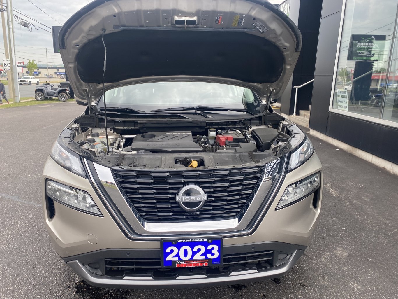 2023 NISSAN ROGUE SL AWD (PREVIOUS RENTAL) WITH SUNROOF, LEATHER SEATS, HEATED SEATS, POWER TRUNK, REMOTE START, REAR VIEW CAMERA AND NAVIGATION!!