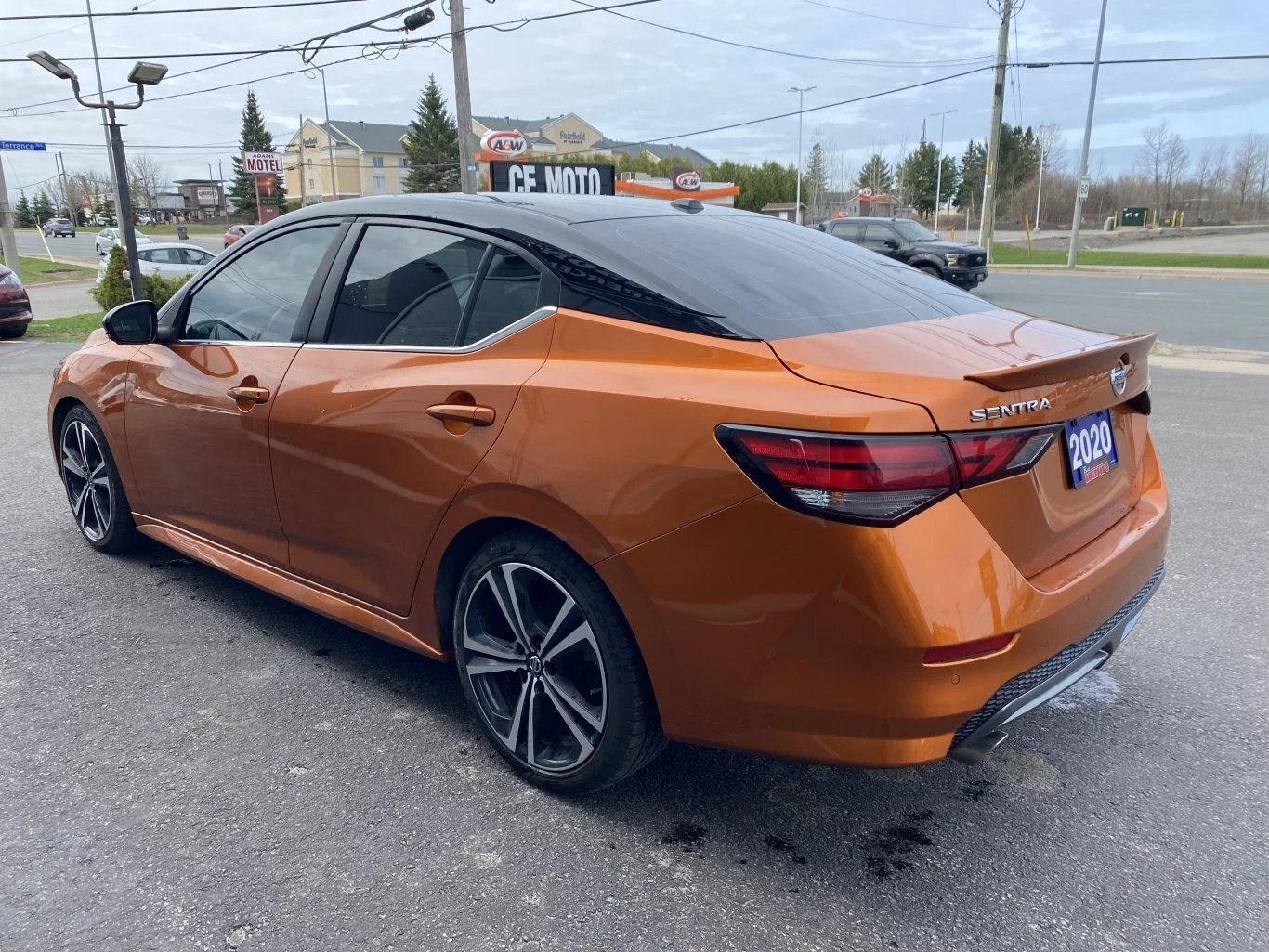 2020 NISSAN SENTRA SR FWD WITH SUNROOF, LEATHER SEATS, HEATED SEATS, HEATED STEERING WHEEL, REAR VIEW CAMERA AND SNOW TIRES!!
