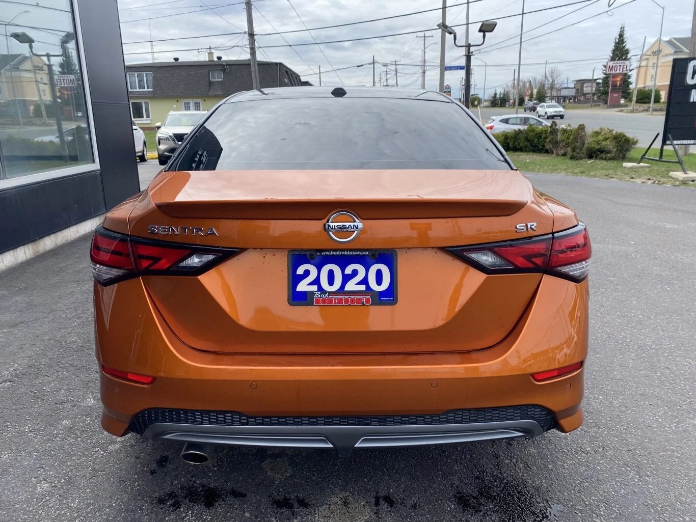 2020 NISSAN SENTRA SR FWD WITH SUNROOF, LEATHER SEATS, HEATED SEATS, HEATED STEERING WHEEL, REAR VIEW CAMERA AND SNOW TIRES!!