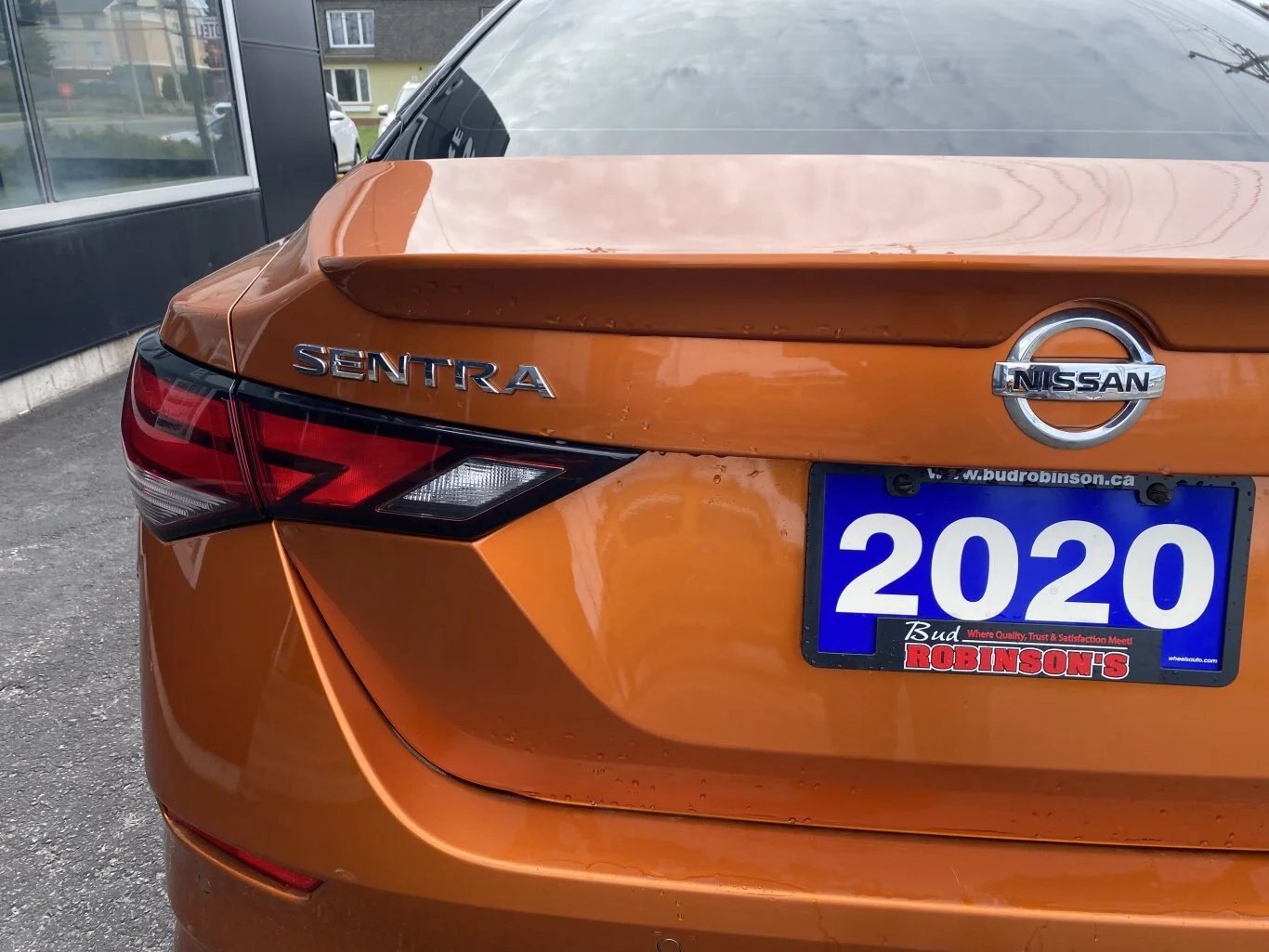 2020 NISSAN SENTRA SR FWD WITH SUNROOF, LEATHER SEATS, HEATED SEATS, HEATED STEERING WHEEL, REAR VIEW CAMERA AND SNOW TIRES!!