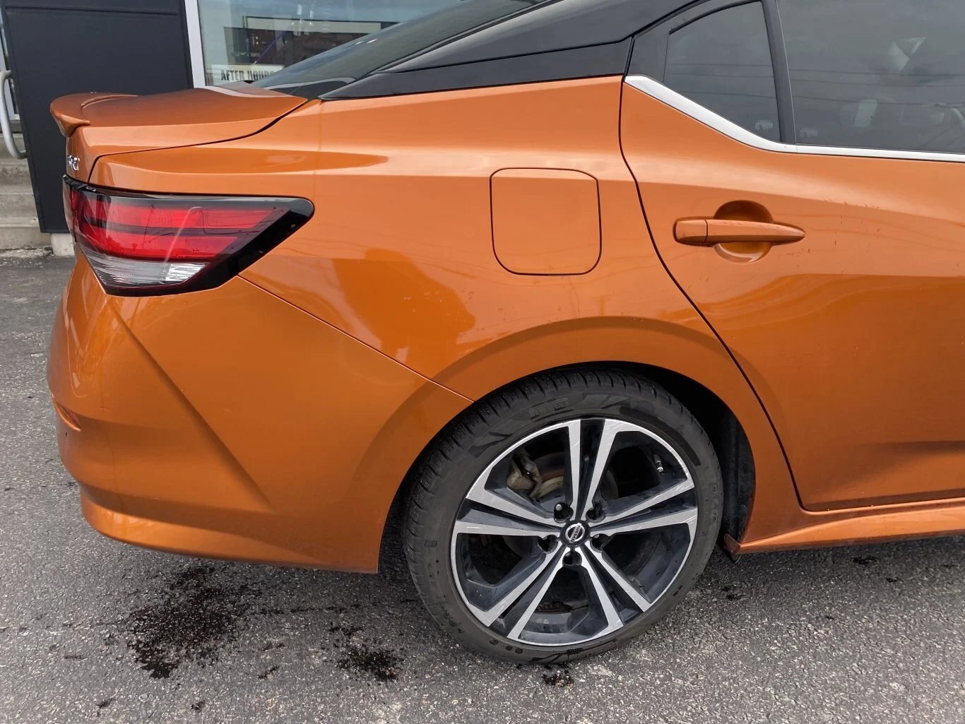 2020 NISSAN SENTRA SR FWD WITH SUNROOF, LEATHER SEATS, HEATED SEATS, HEATED STEERING WHEEL, REAR VIEW CAMERA AND SNOW TIRES!!