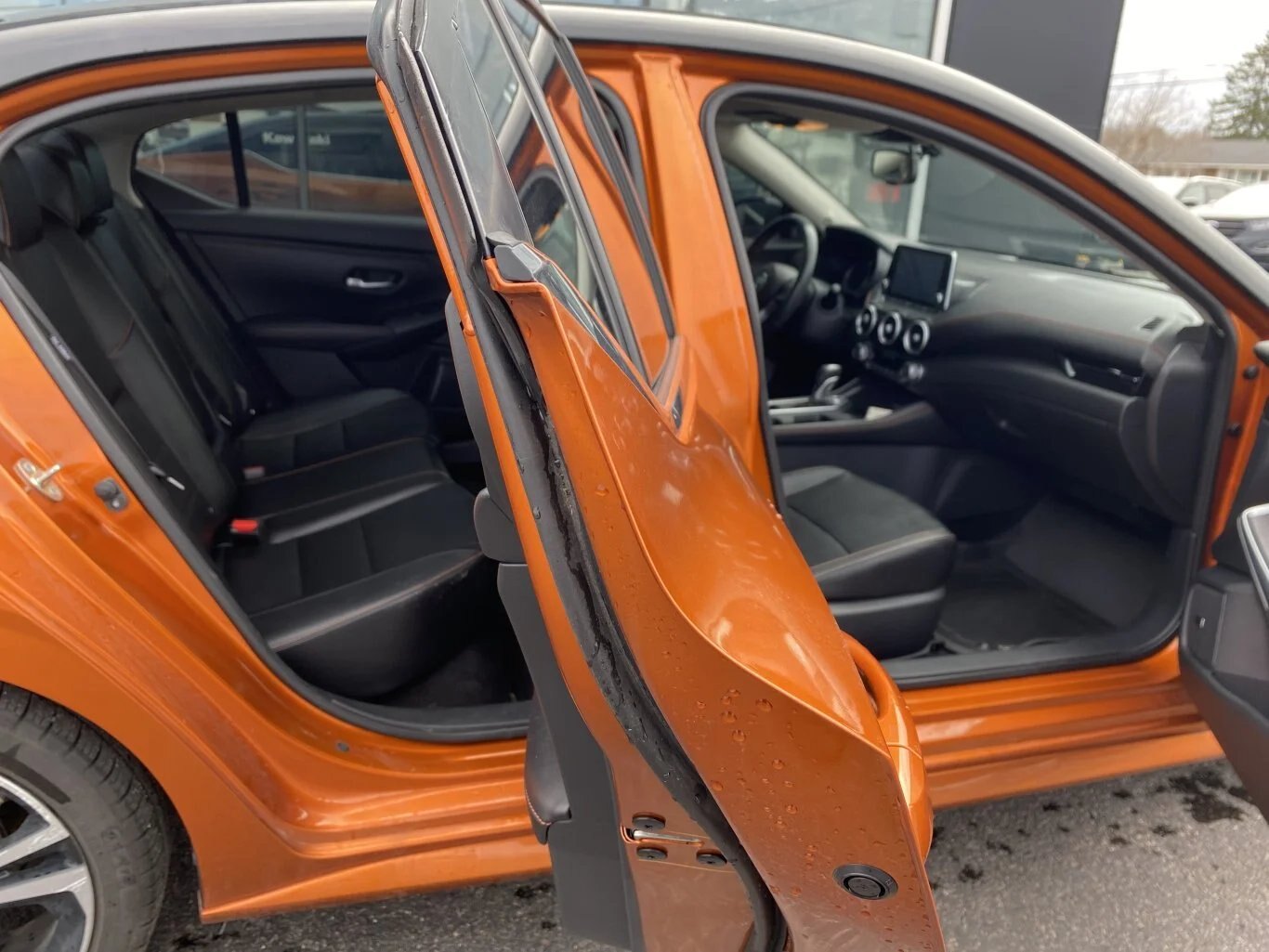 2020 NISSAN SENTRA SR FWD WITH SUNROOF, LEATHER SEATS, HEATED SEATS, HEATED STEERING WHEEL, REAR VIEW CAMERA AND SNOW TIRES!!