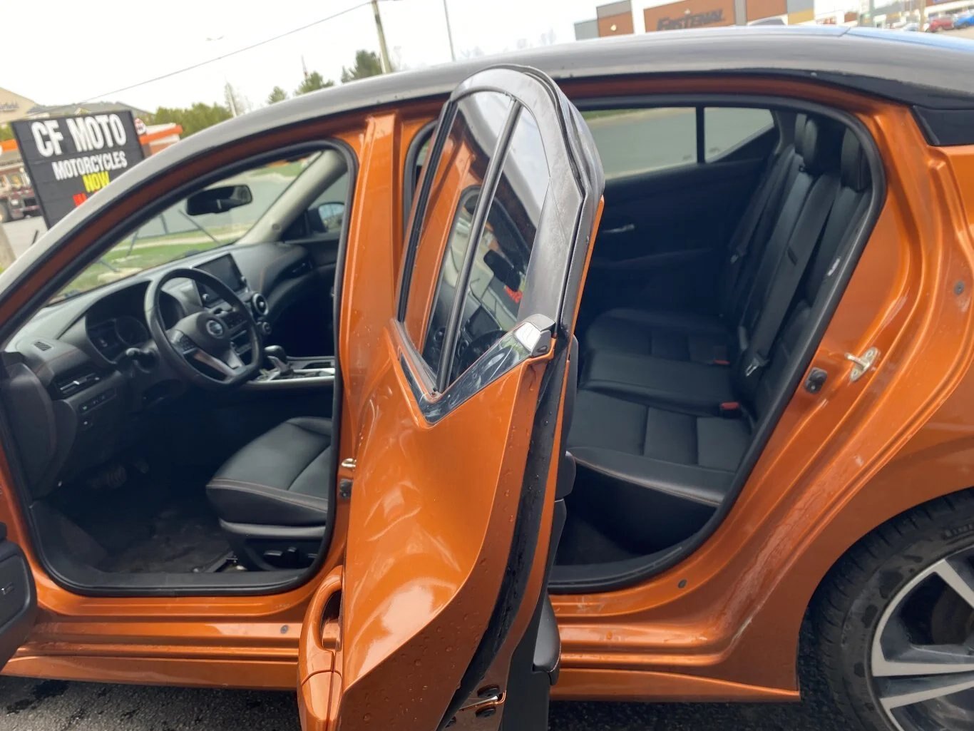2020 NISSAN SENTRA SR FWD WITH SUNROOF, LEATHER SEATS, HEATED SEATS, HEATED STEERING WHEEL, REAR VIEW CAMERA AND SNOW TIRES!!