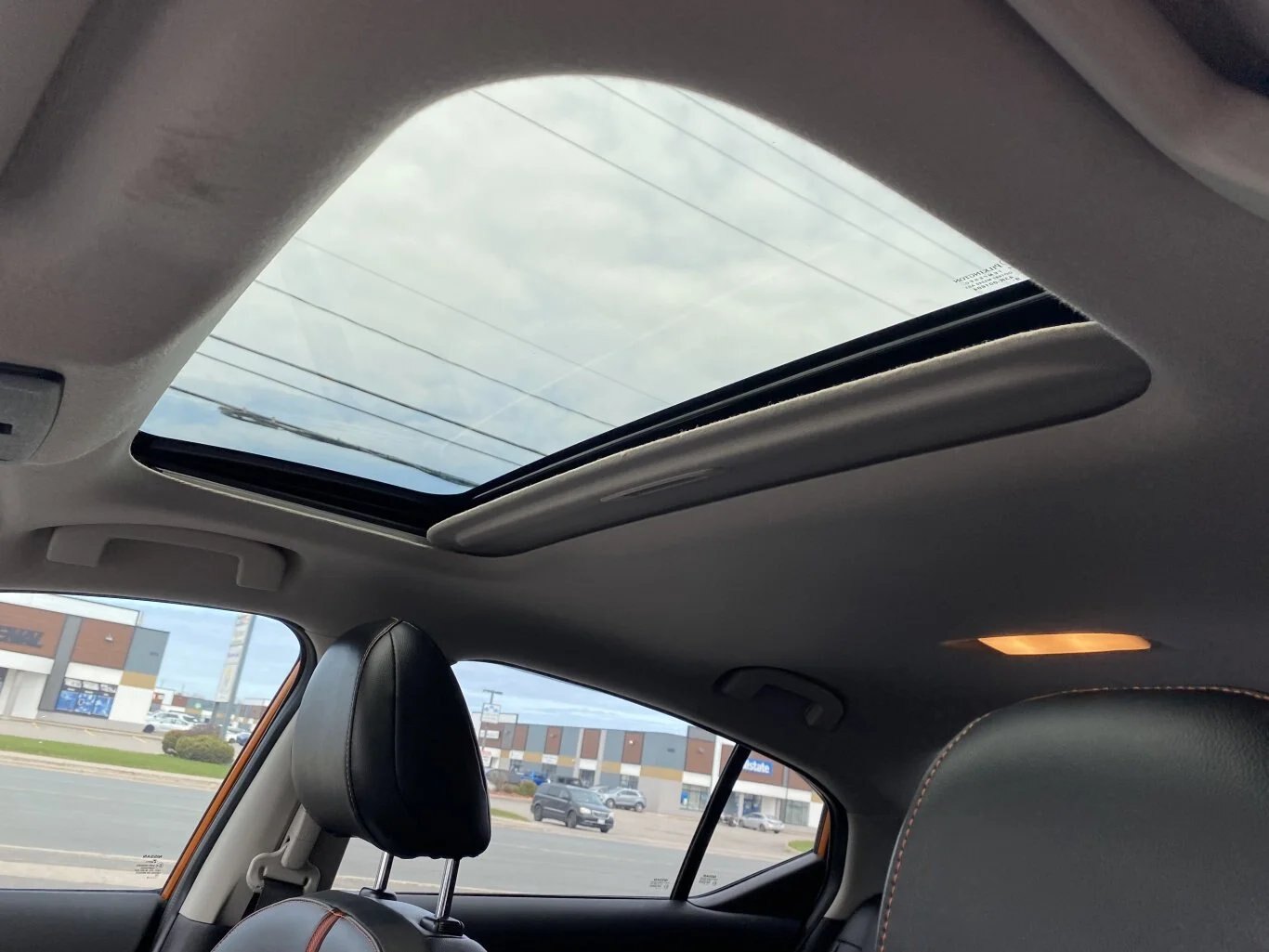 2020 NISSAN SENTRA SR FWD WITH SUNROOF, LEATHER SEATS, HEATED SEATS, HEATED STEERING WHEEL, REAR VIEW CAMERA AND SNOW TIRES!!