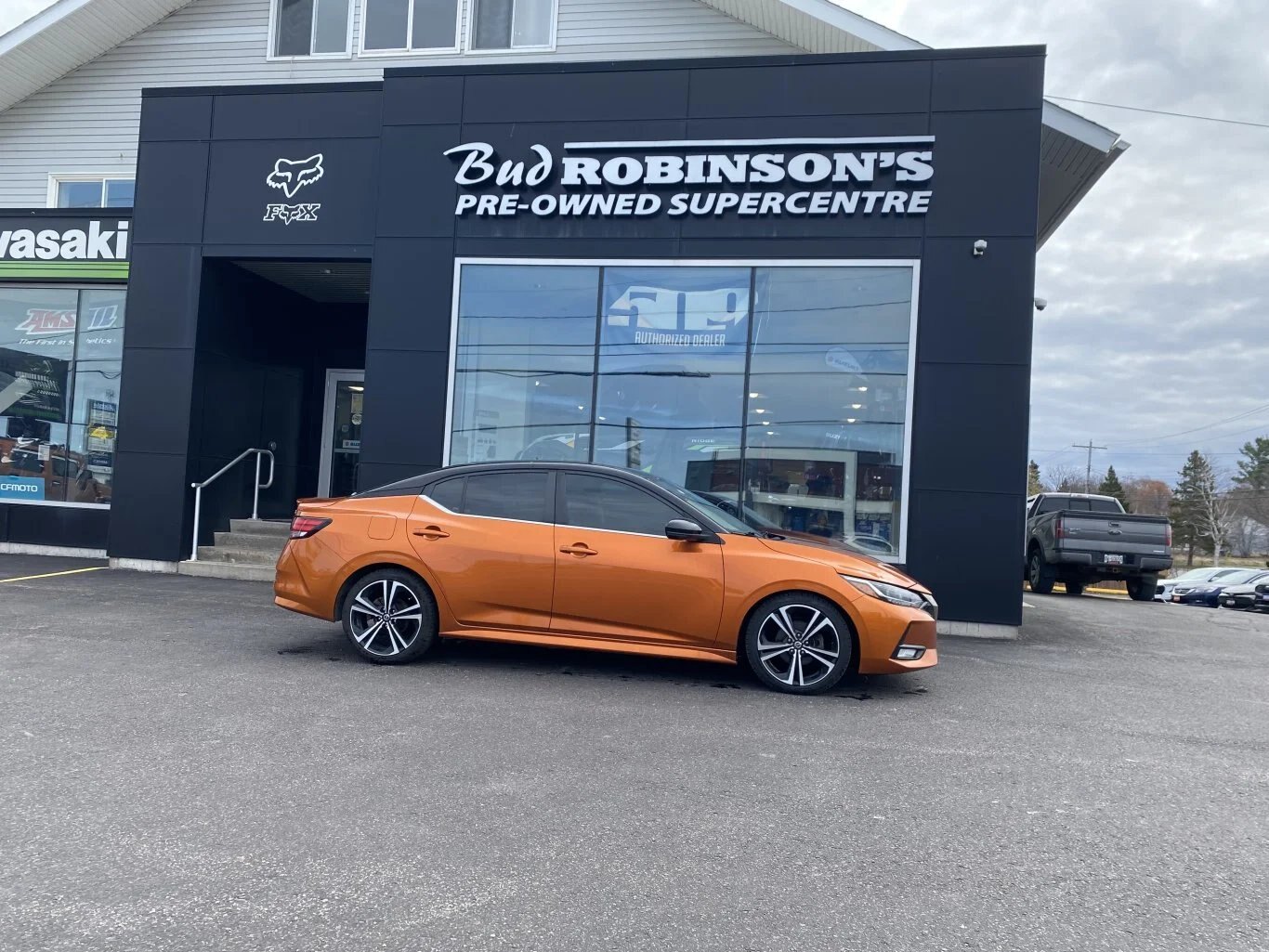 2020 NISSAN SENTRA SR FWD WITH SUNROOF, LEATHER SEATS, HEATED SEATS, HEATED STEERING WHEEL, REAR VIEW CAMERA AND SNOW TIRES!!