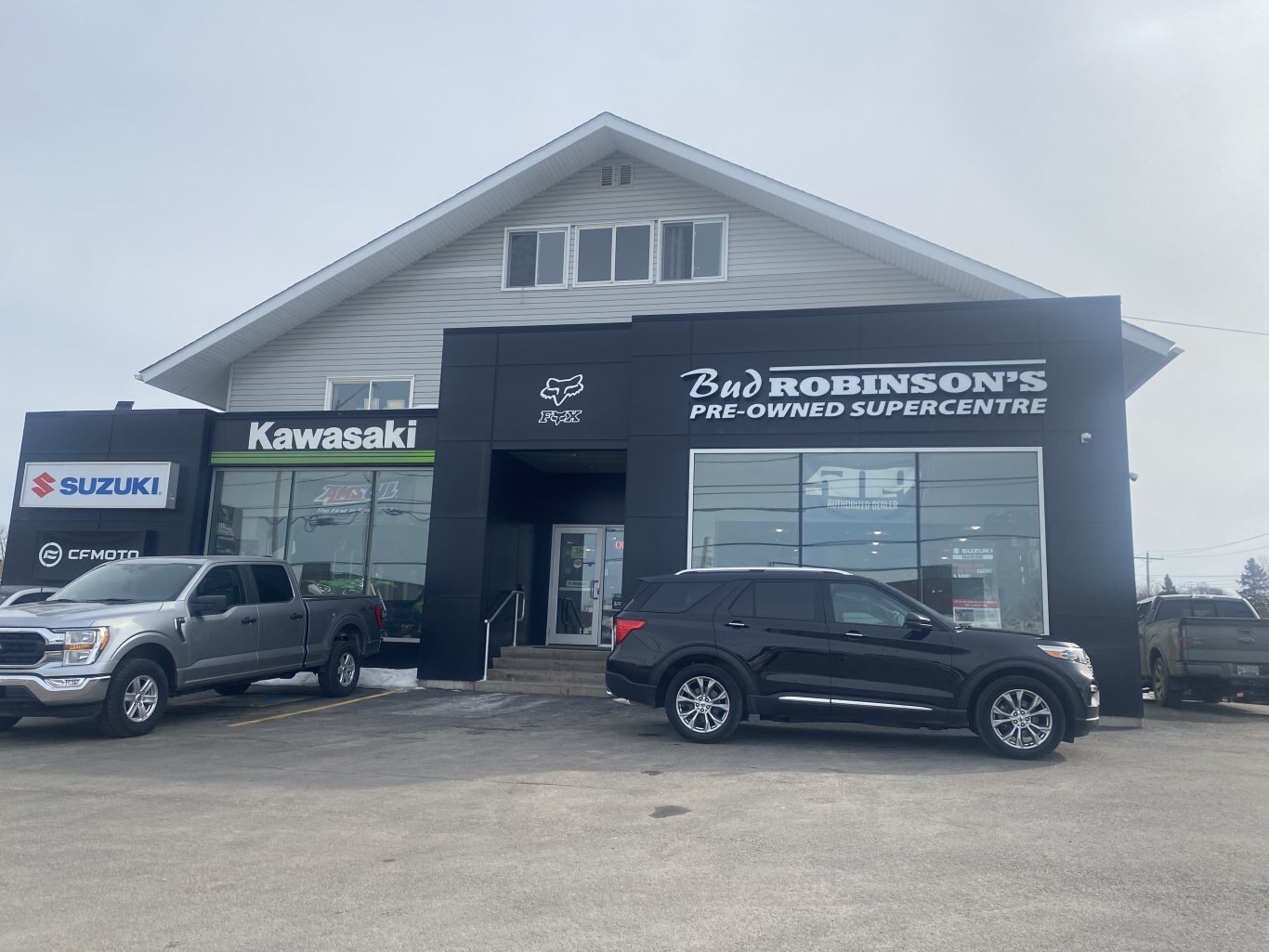 2022 FORD EXPLORER LIMITED 4X4 ( PREVIOUS RENTAL ) 3RD ROW SEATING WITH SUNROOF, LEATHER SEATS, POWER TRUNK, HEATED SEATS, HEATED STEERING WHEEL, REMOTE START, REAR VIEW CAMERA AND NAVIGATION!!