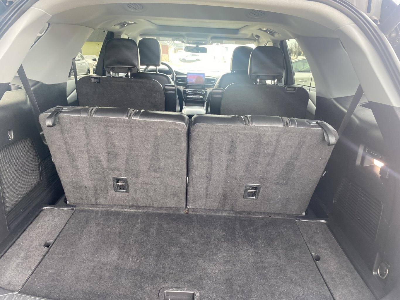 2022 FORD EXPLORER LIMITED 4X4 ( PREVIOUS RENTAL ) 3RD ROW SEATING WITH SUNROOF, LEATHER SEATS, POWER TRUNK, HEATED SEATS, HEATED STEERING WHEEL, REMOTE START, REAR VIEW CAMERA AND NAVIGATION!!