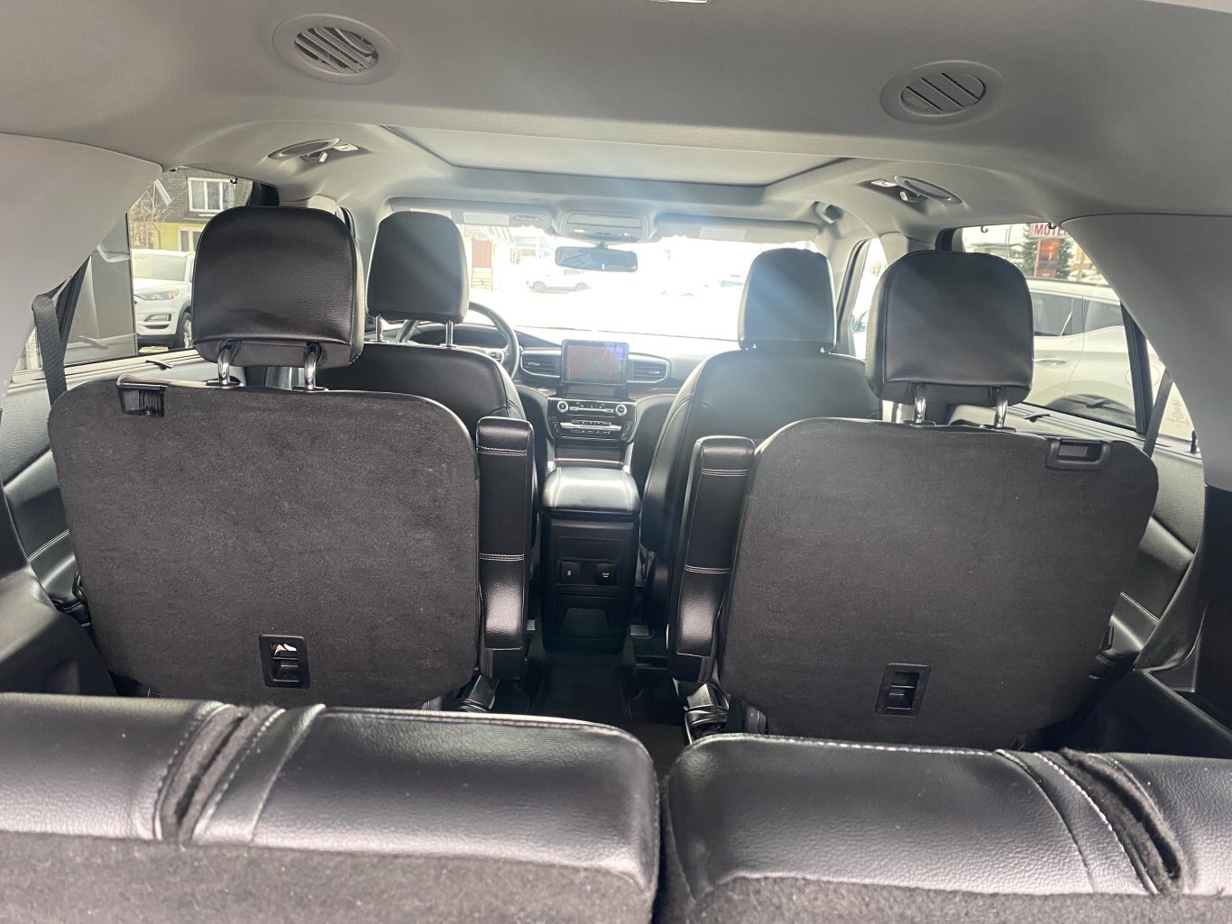 2022 FORD EXPLORER LIMITED 4X4 ( PREVIOUS RENTAL ) 3RD ROW SEATING WITH SUNROOF, LEATHER SEATS, POWER TRUNK, HEATED SEATS, HEATED STEERING WHEEL, REMOTE START, REAR VIEW CAMERA AND NAVIGATION!!