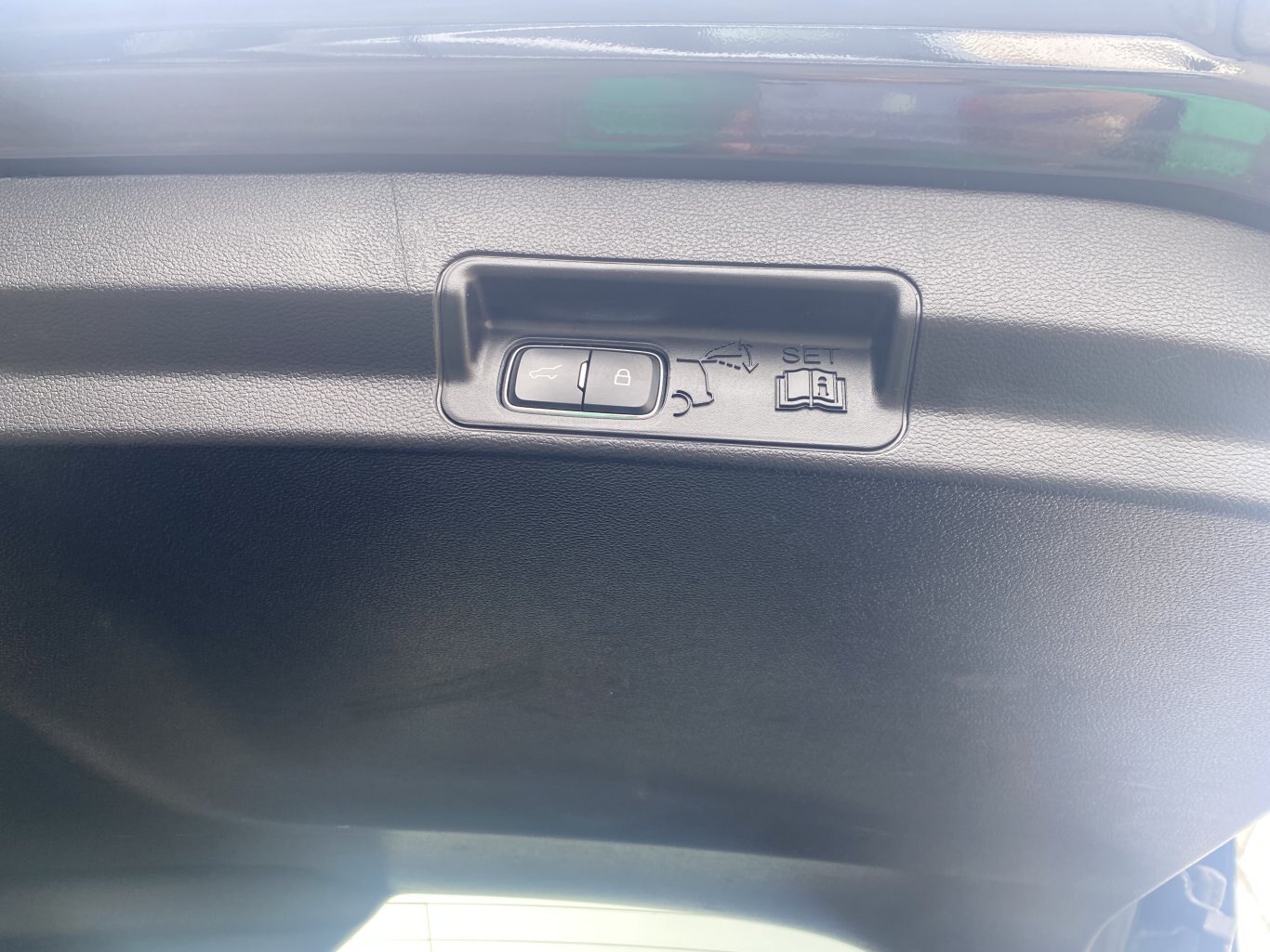 2022 FORD EXPLORER LIMITED 4X4 ( PREVIOUS RENTAL ) 3RD ROW SEATING WITH SUNROOF, LEATHER SEATS, POWER TRUNK, HEATED SEATS, HEATED STEERING WHEEL, REMOTE START, REAR VIEW CAMERA AND NAVIGATION!!