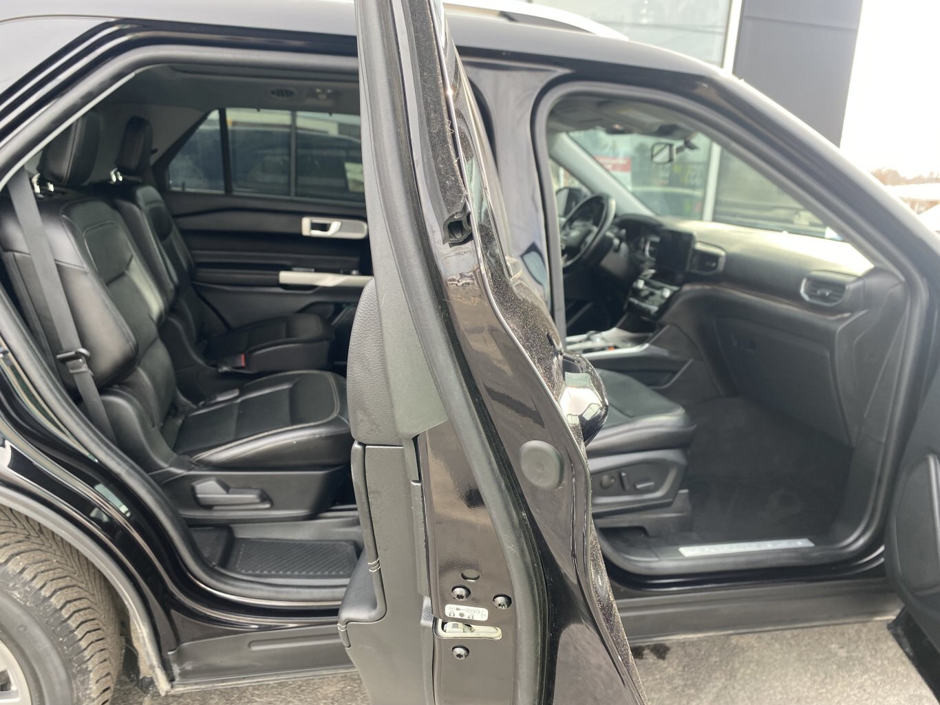 2022 FORD EXPLORER LIMITED 4X4 ( PREVIOUS RENTAL ) 3RD ROW SEATING WITH SUNROOF, LEATHER SEATS, POWER TRUNK, HEATED SEATS, HEATED STEERING WHEEL, REMOTE START, REAR VIEW CAMERA AND NAVIGATION!!